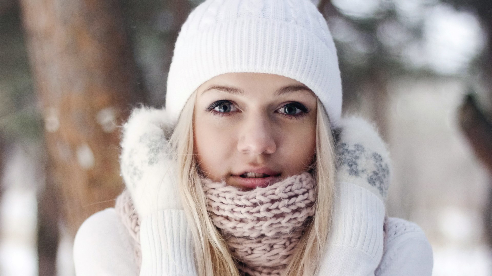 Woman in winter clothing in a forest HD Wallpaper