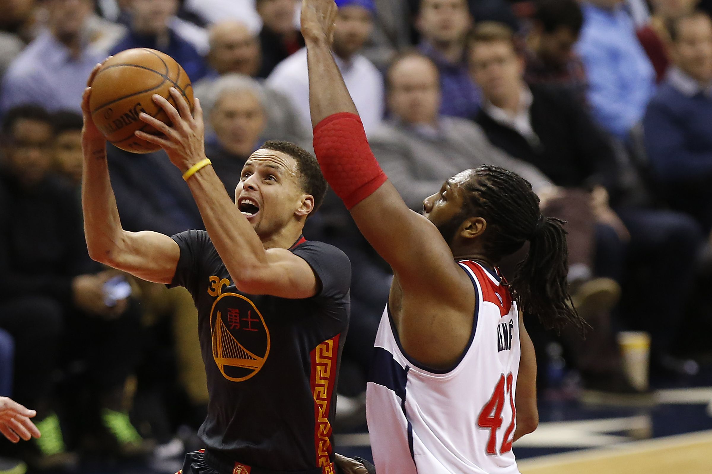Stephen Curry playing basketball HD Wallpaper
