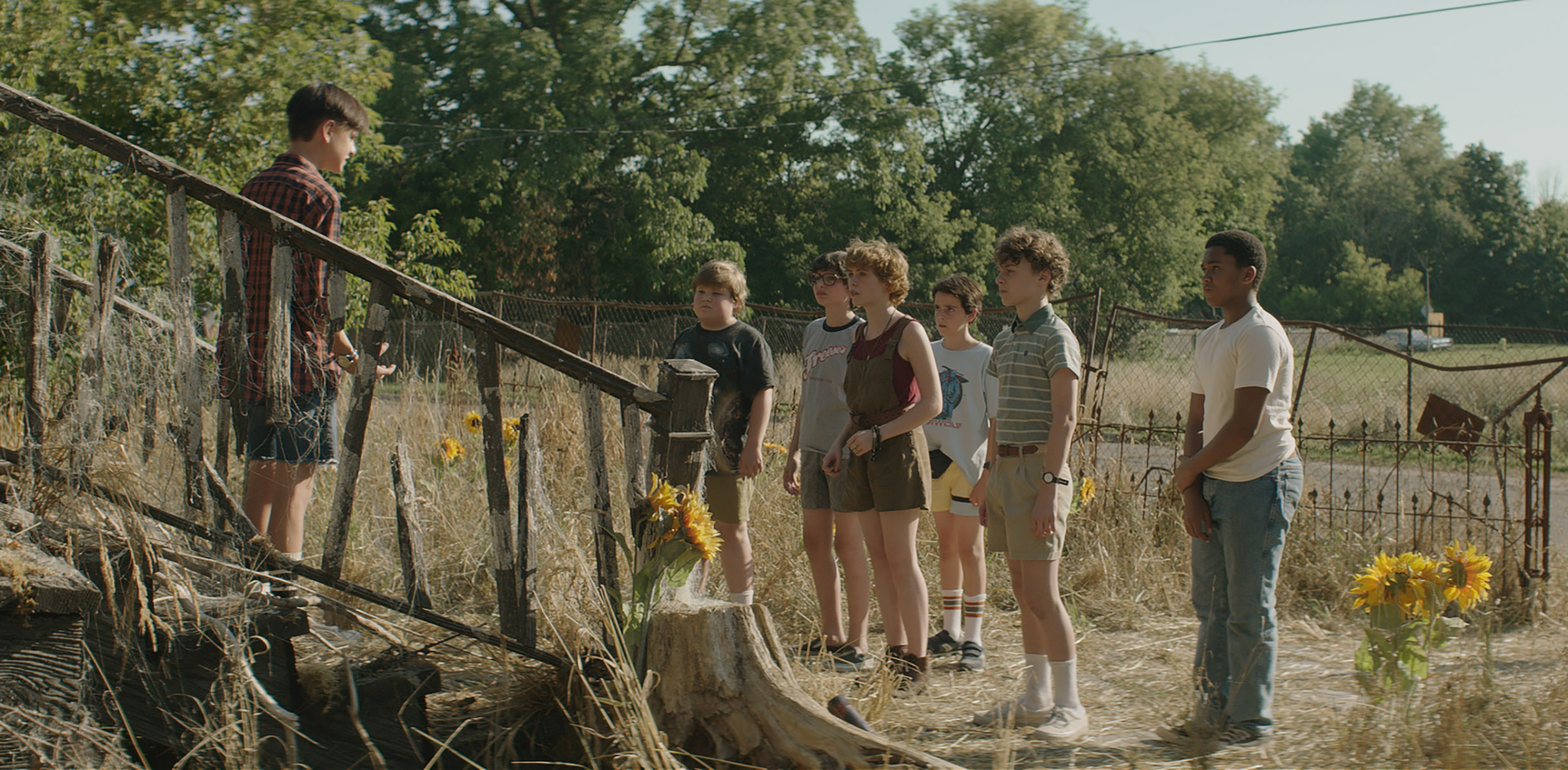 Children standing near a dilapidated fence HD Wallpaper