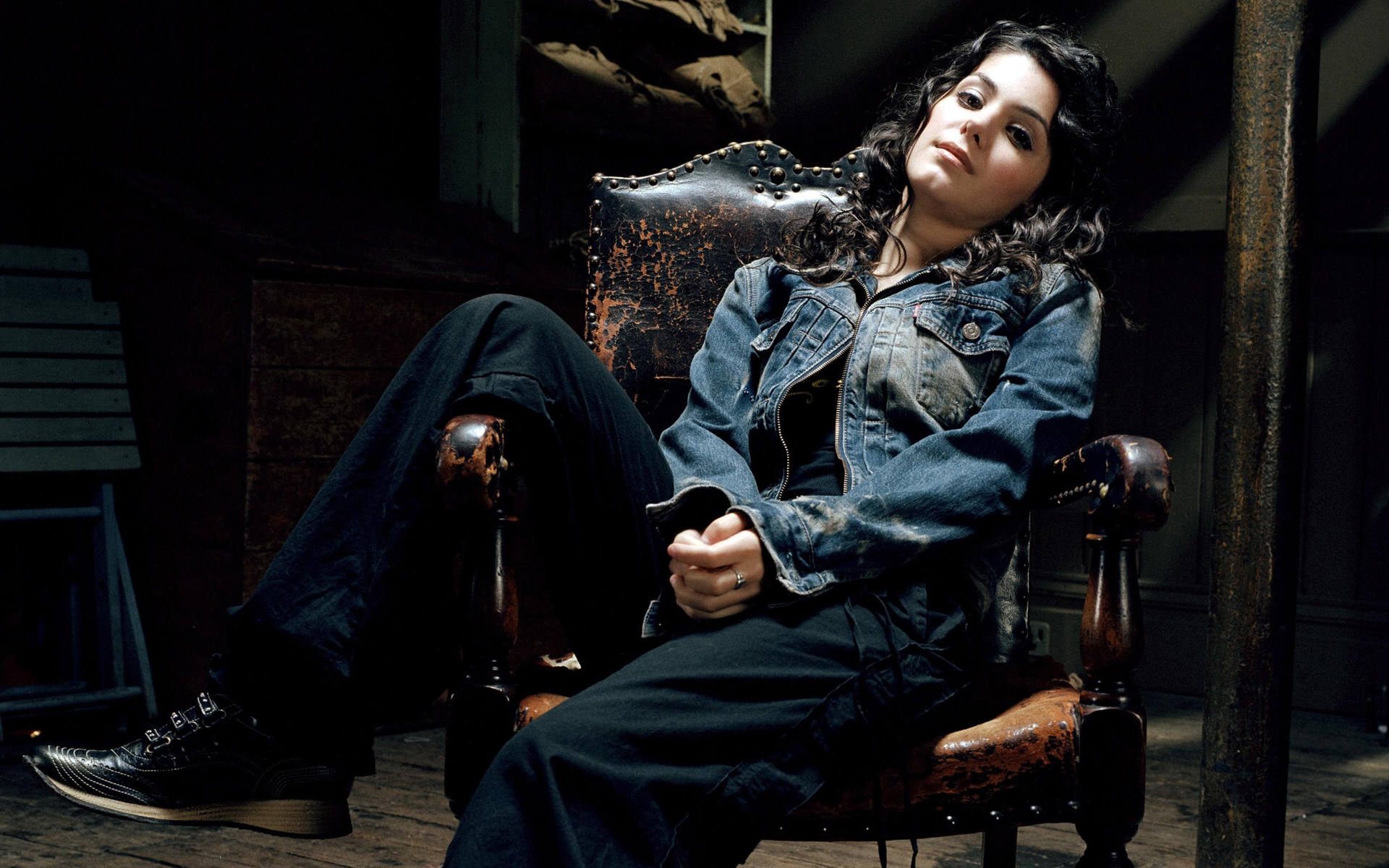 Katie Melua sitting in a leather chair HD Wallpaper