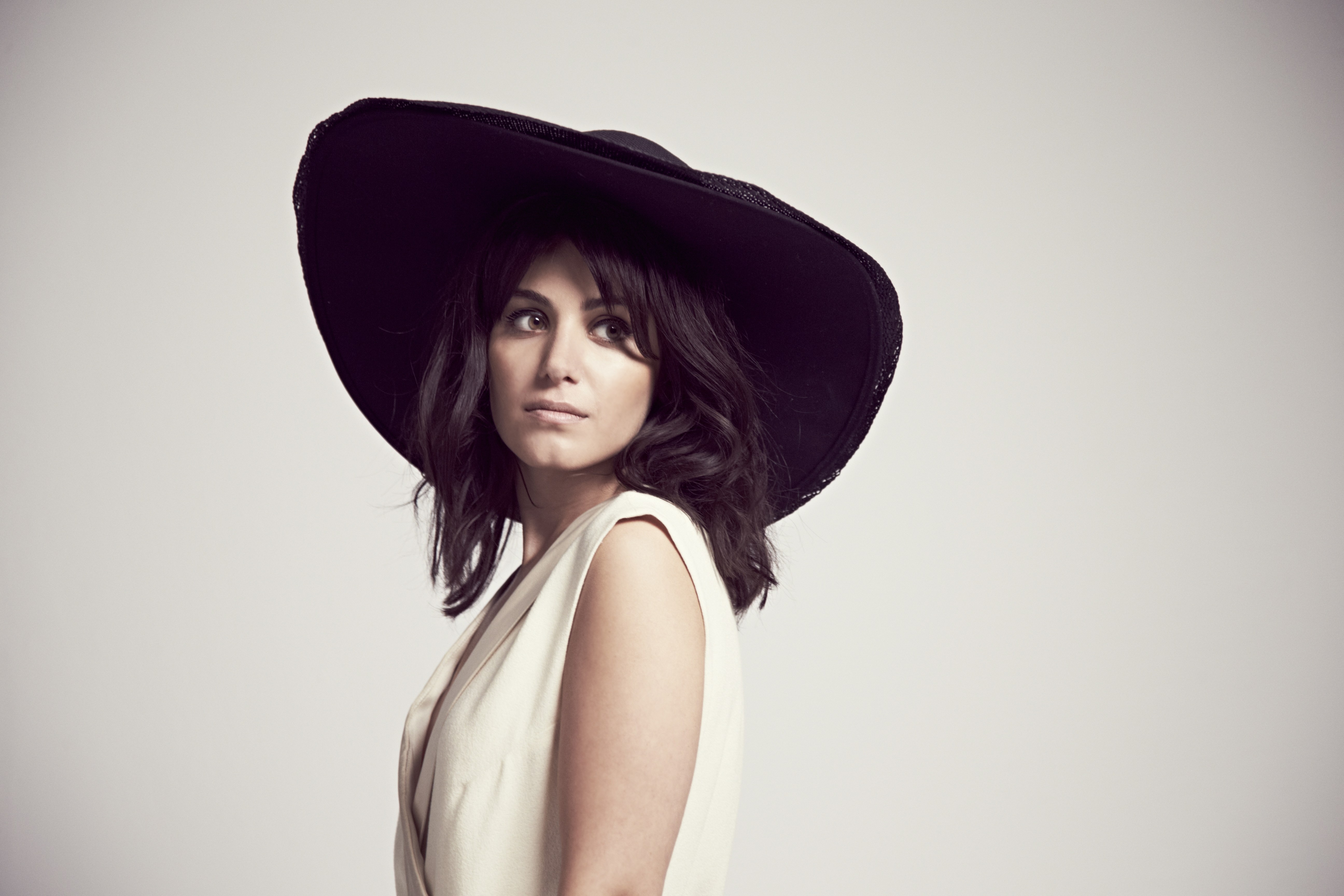 Katie Melua wearing a large black hat HD Wallpaper
