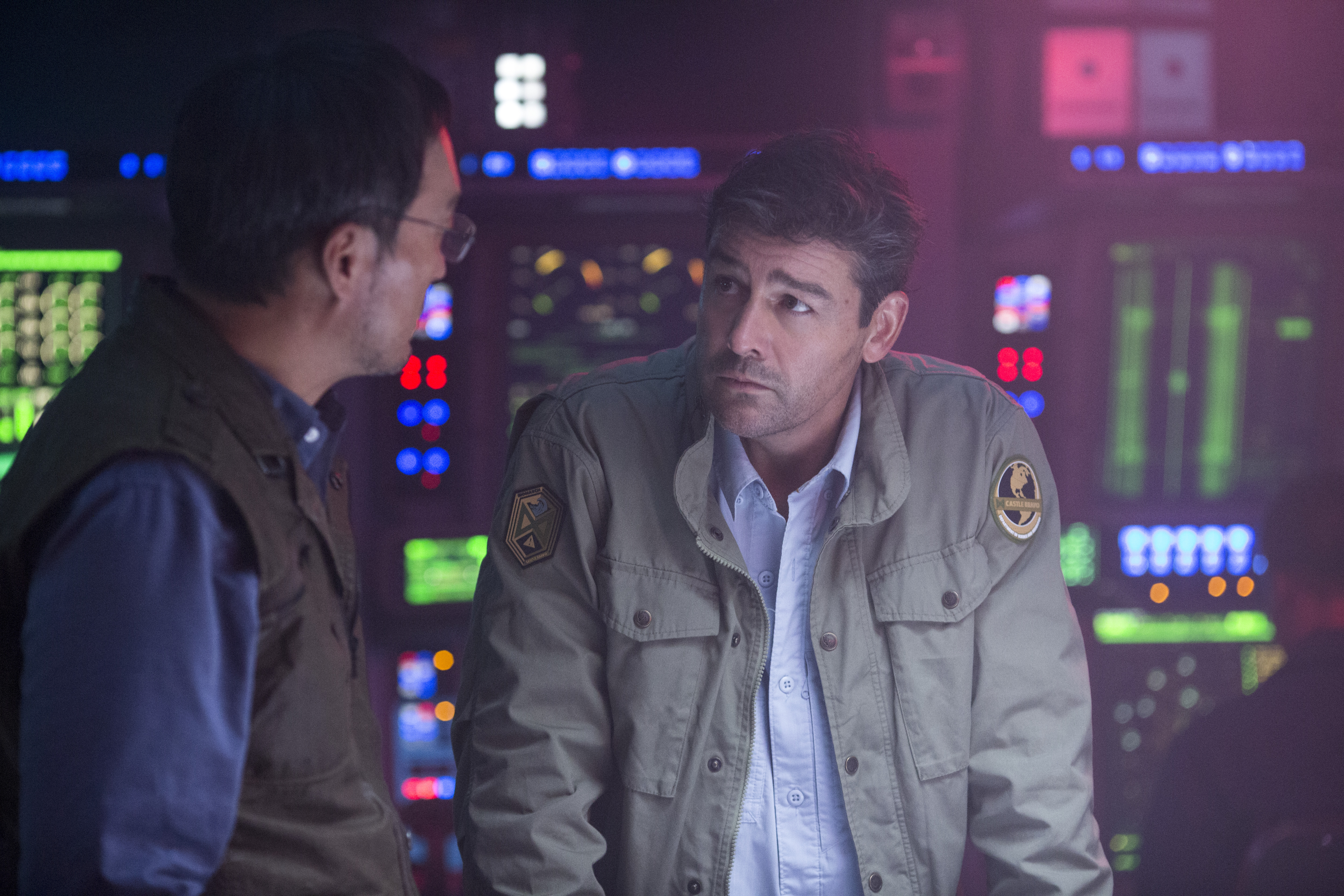 Kyle Chandler in a control room HD Wallpaper