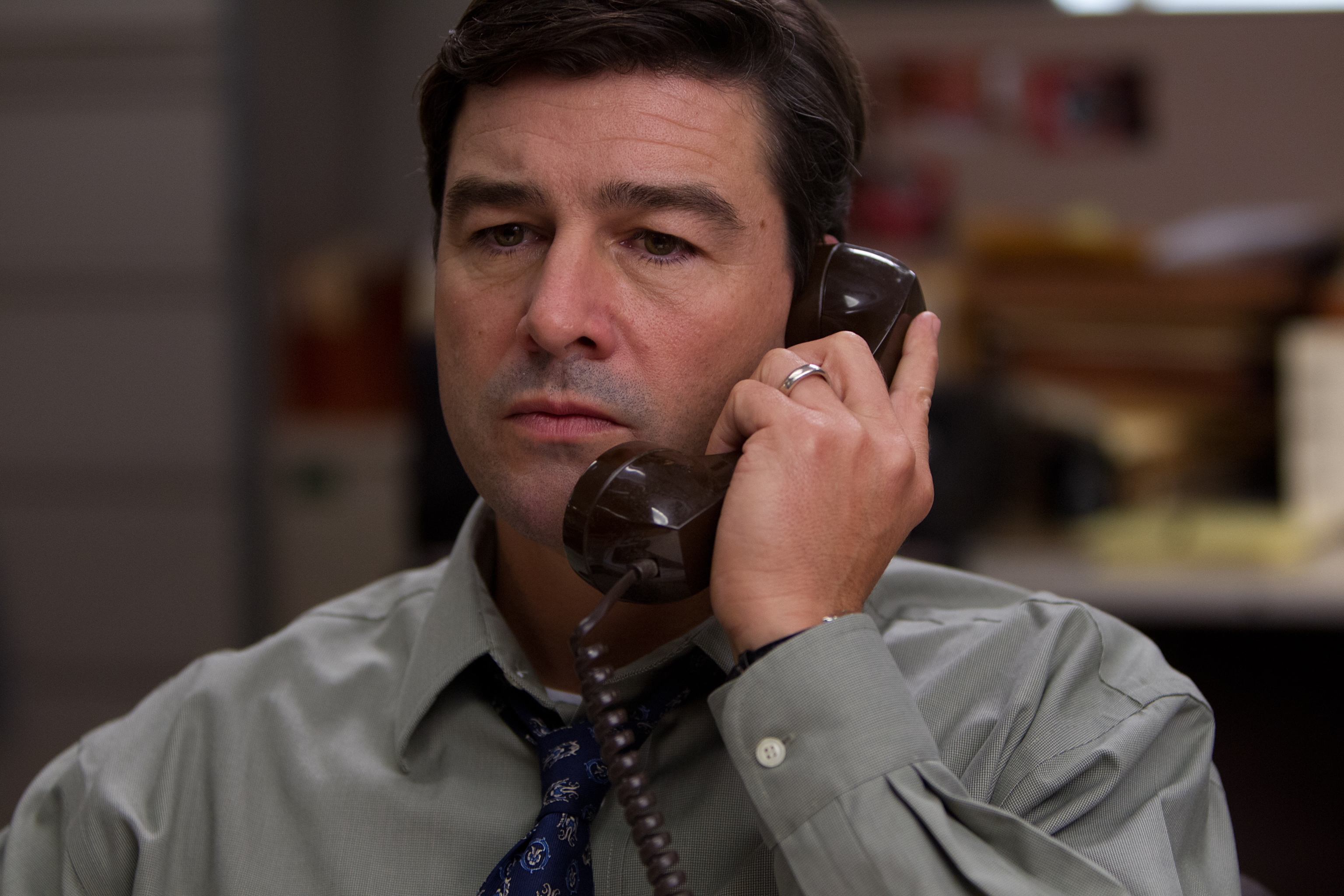 Kyle Chandler on a landline phone HD Wallpaper