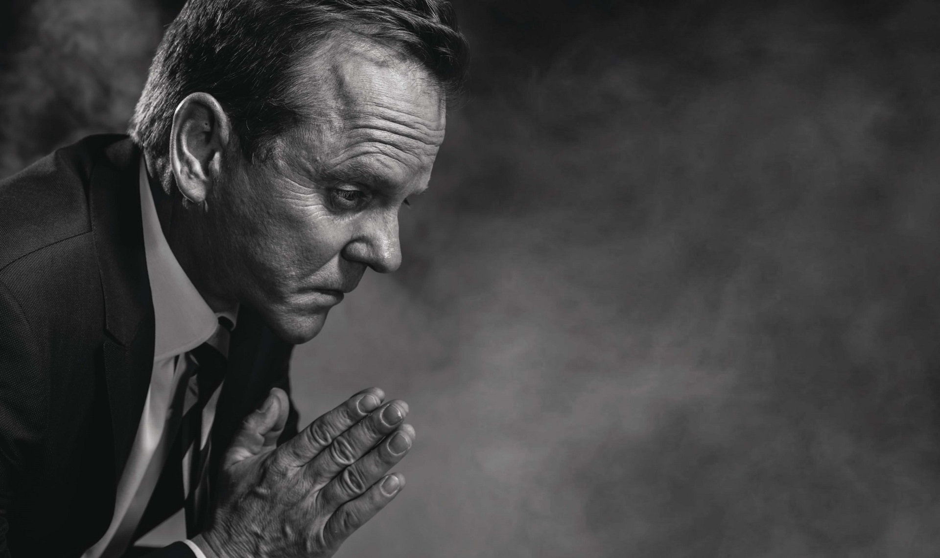Kiefer Sutherland in a suit HD Wallpaper