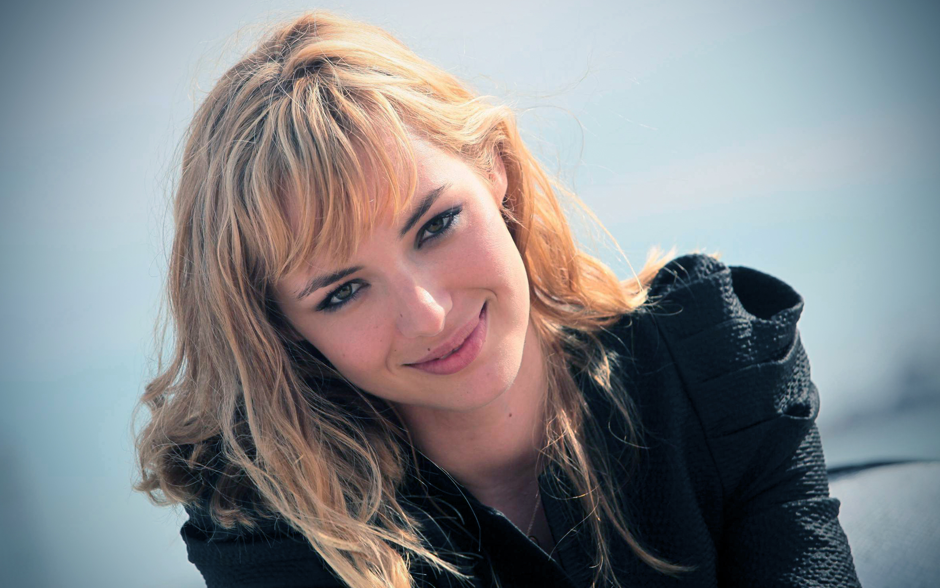 Louise Bourgoin HD Wallpaper
