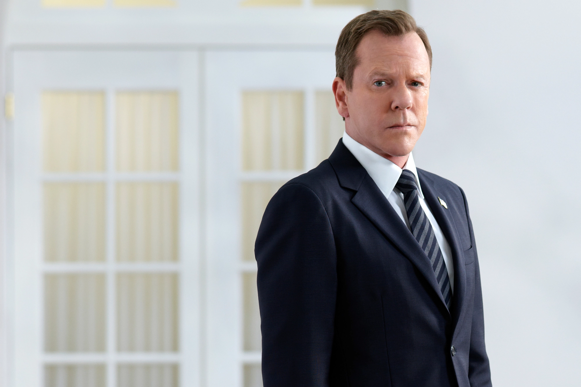 Kiefer Sutherland in a dark suit HD Wallpaper