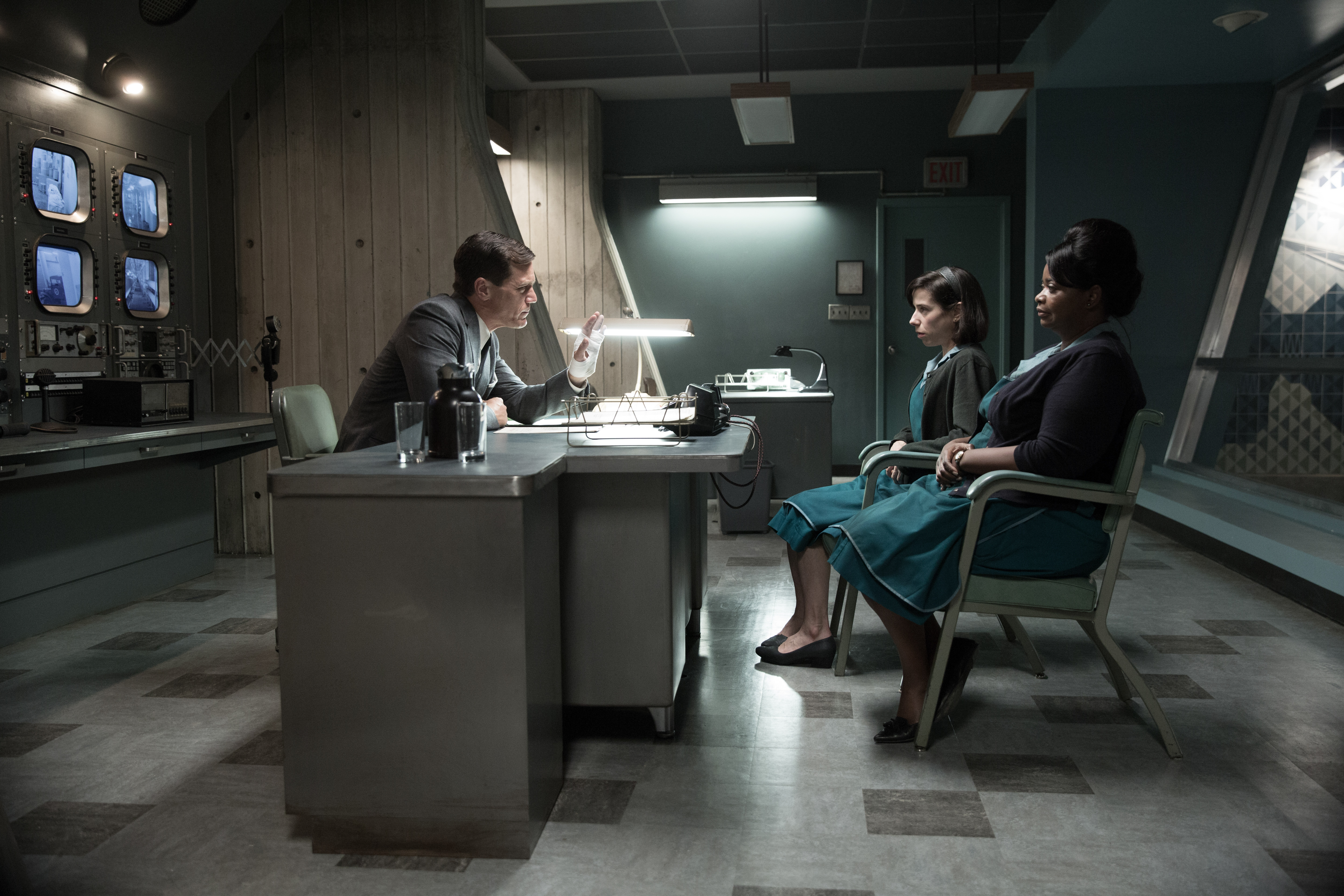 Michael Shannon interrogates two women in a retro room HD Wallpaper