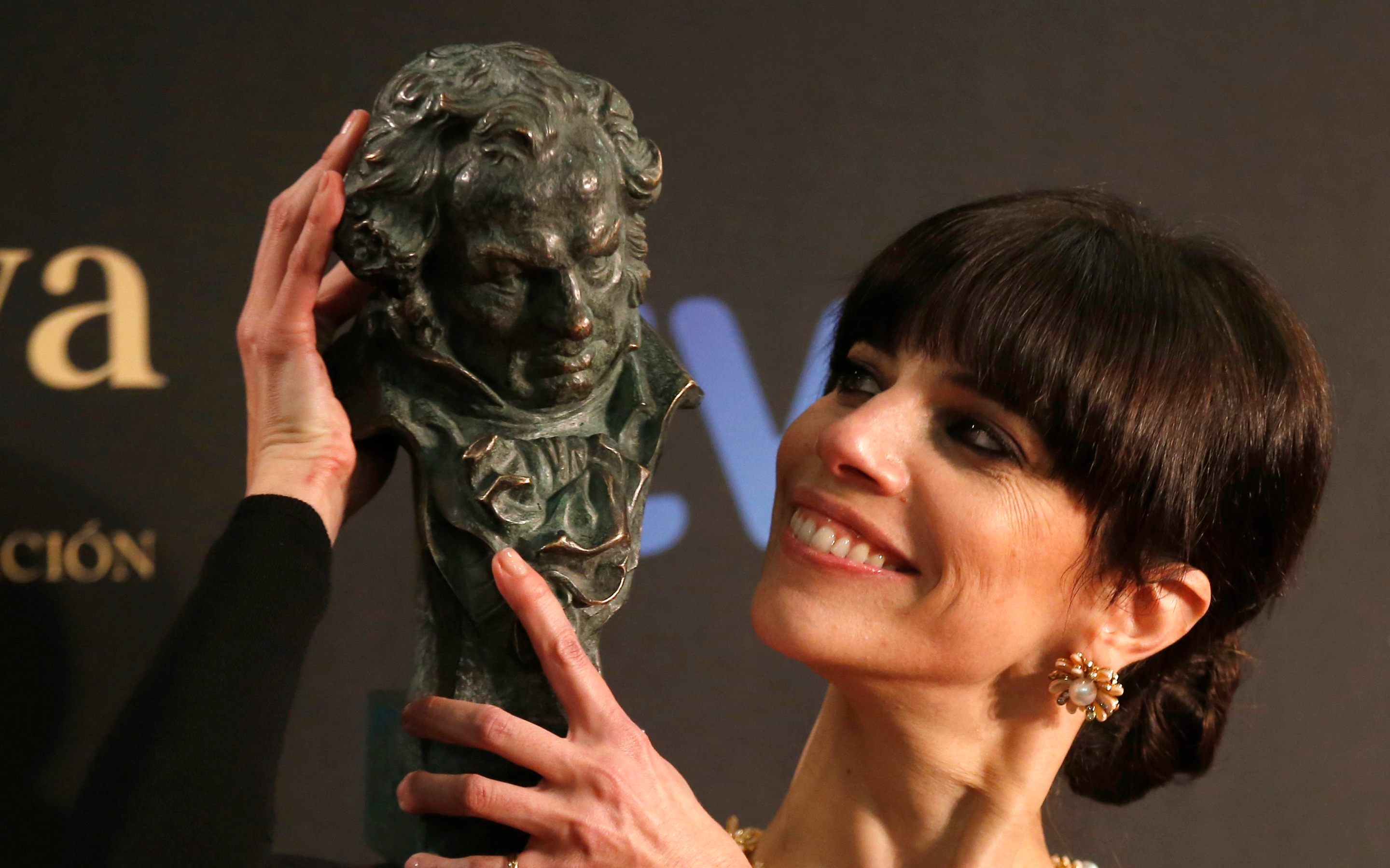 Maribel Verdú holding a Goya Award bust HD Wallpaper