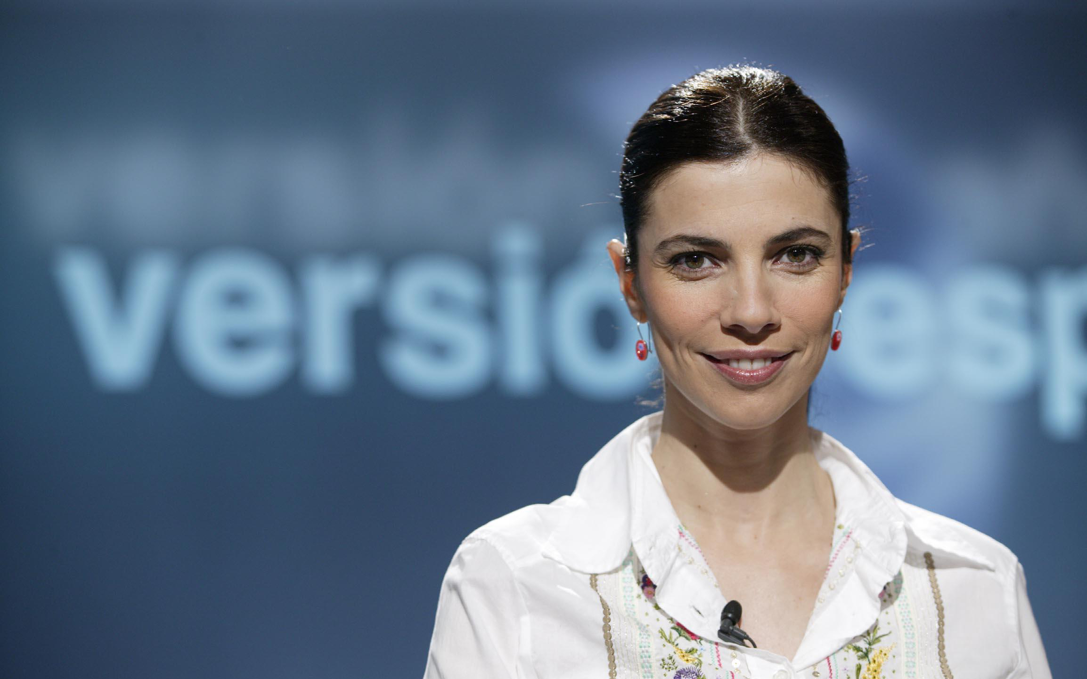 Maribel Verdú in front of 'Versión Española' logo HD Wallpaper
