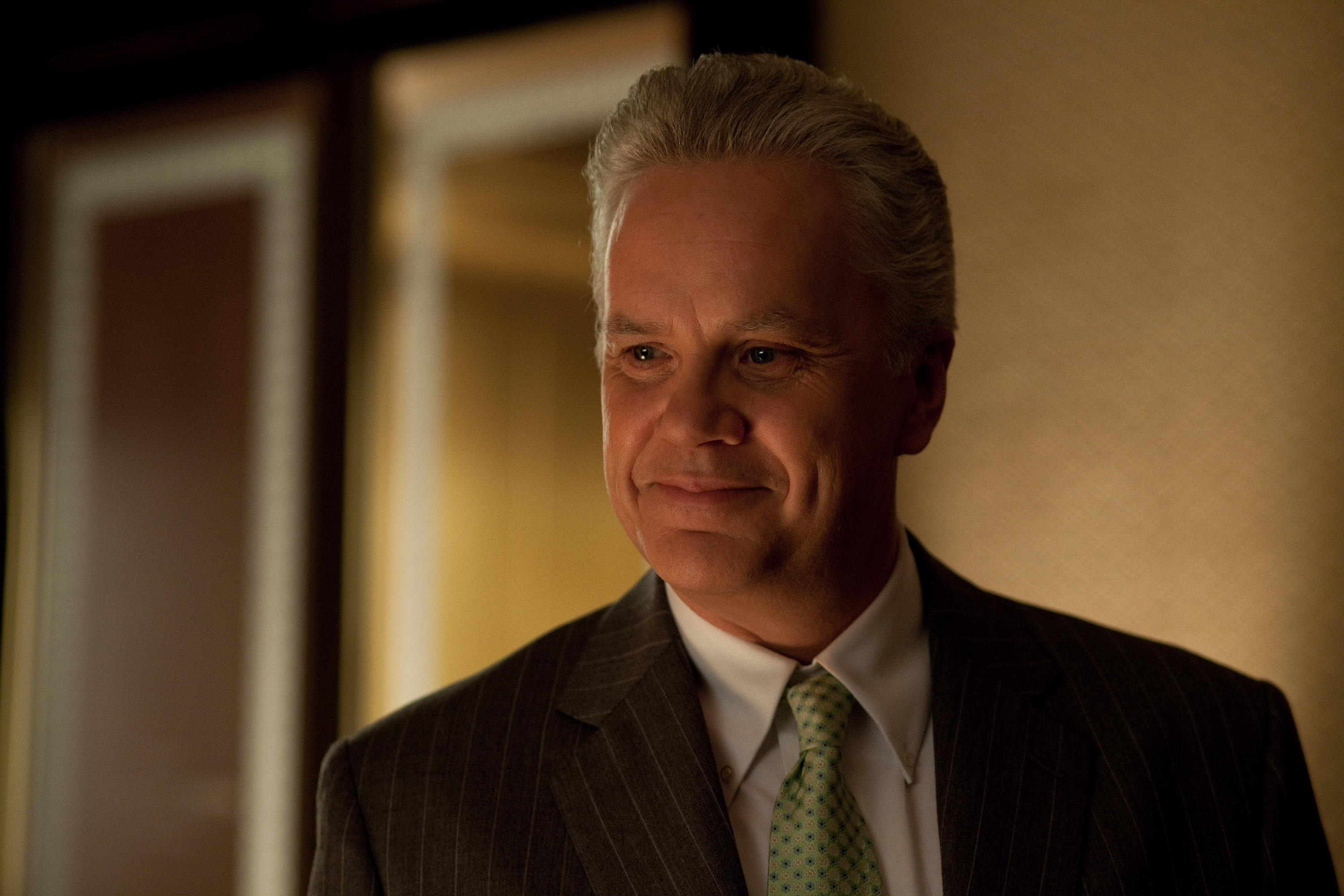 Tim Robbins in a suit HD Wallpaper