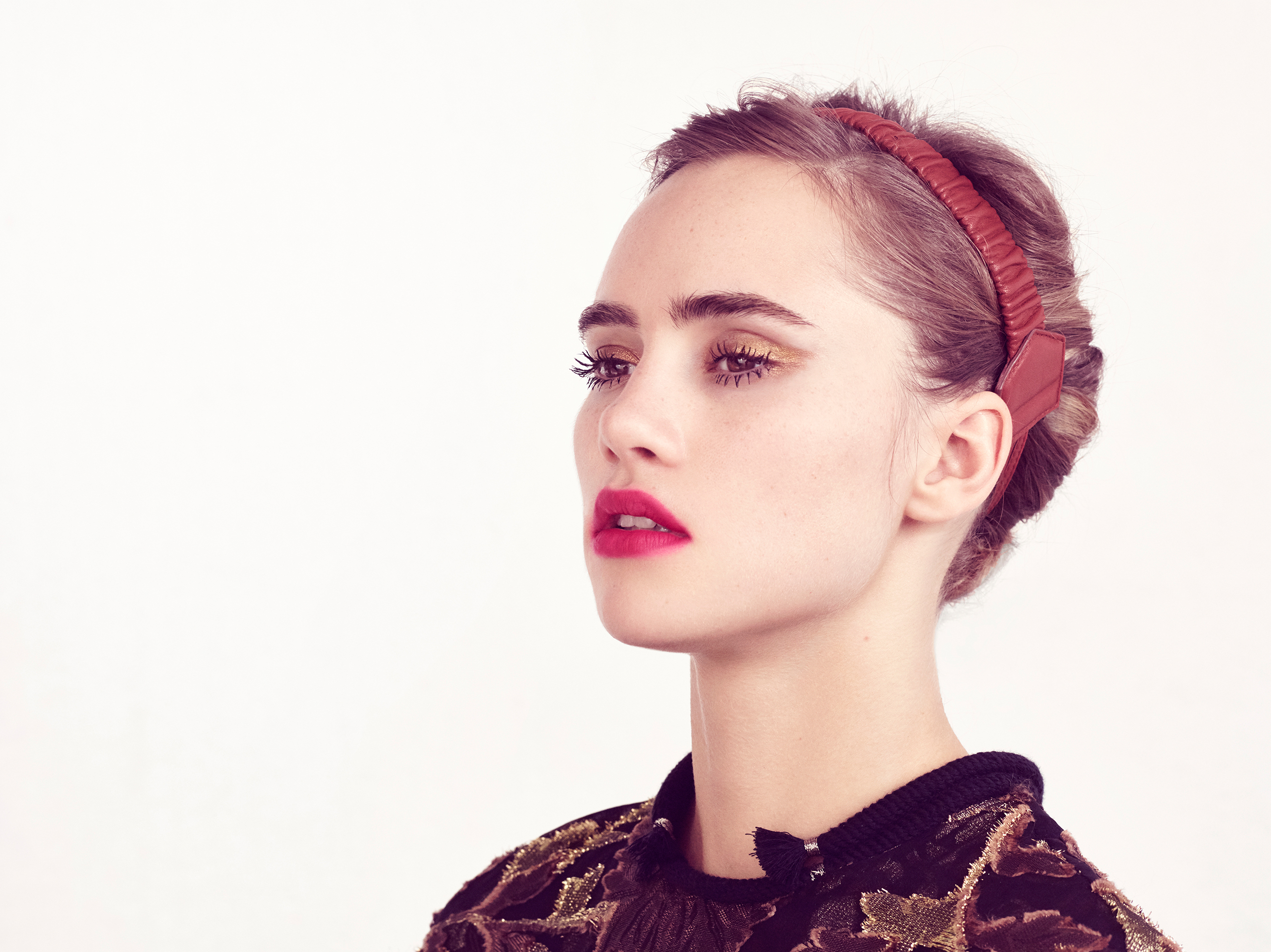 Suki Waterhouse with red headband HD Wallpaper
