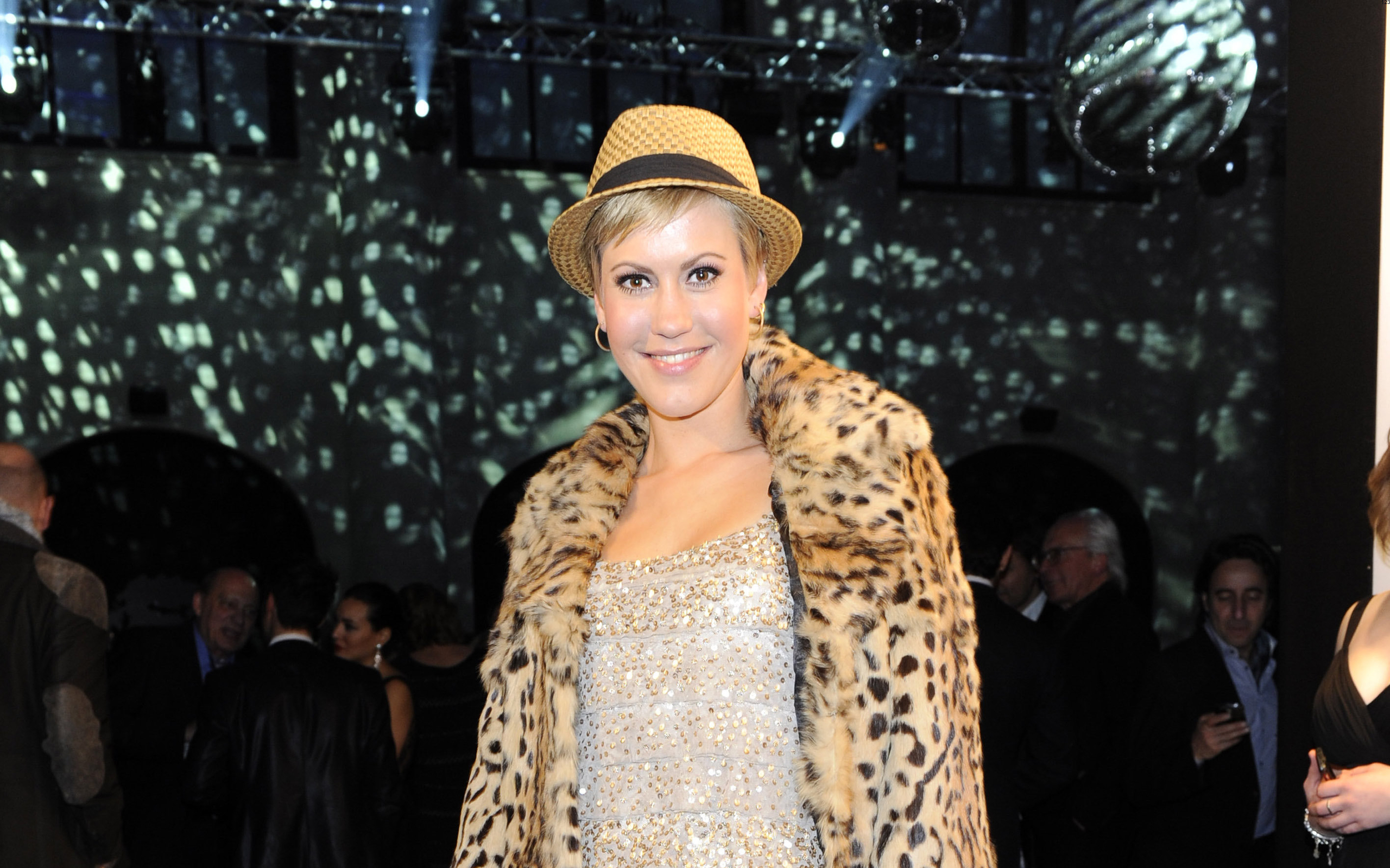 Wolke Hegenbarth wearing a leopard print coat and hat HD Wallpaper
