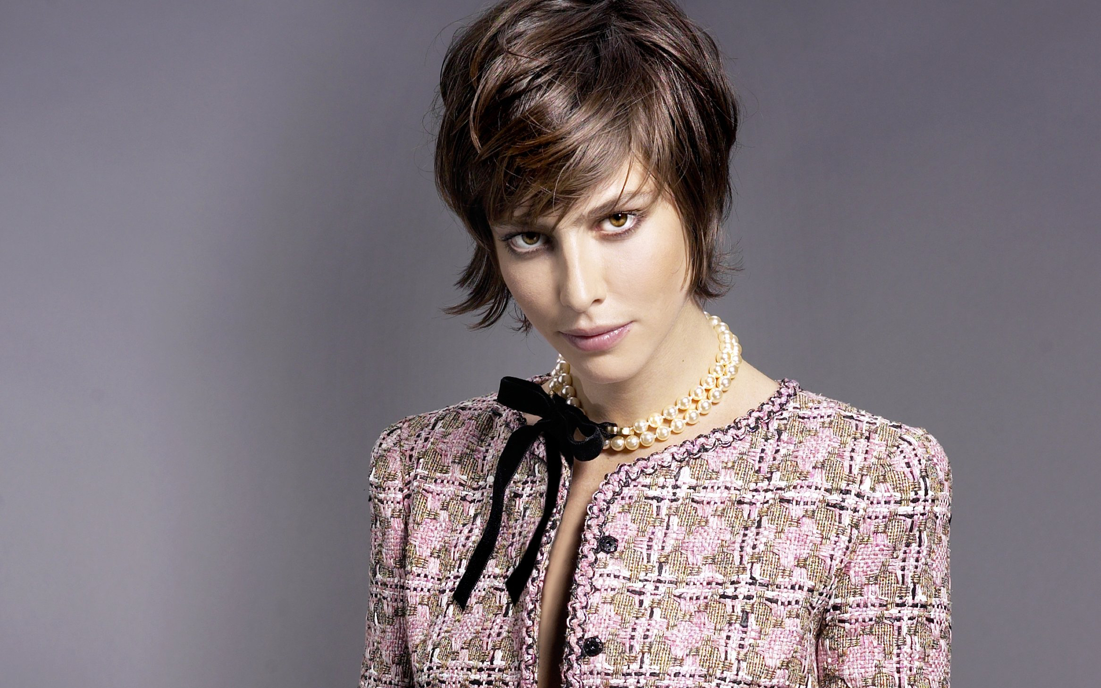 Anna Mouglalis wearing Chanel jacket and pearls HD Wallpaper