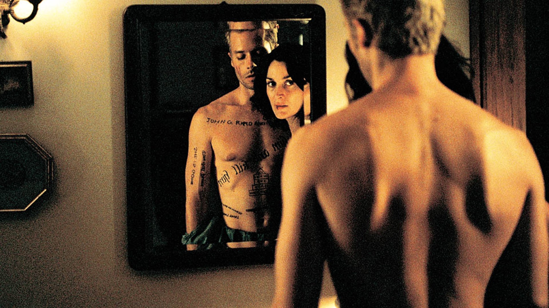 Carrie-Anne Moss and Guy Pearce in Mirror HD Wallpaper