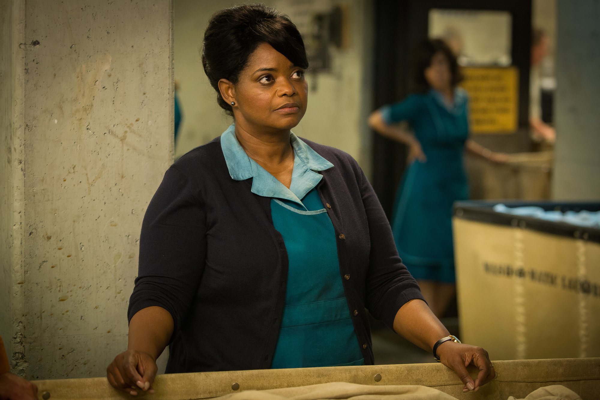 Octavia Spencer in a blue dress and cardigan HD Wallpaper