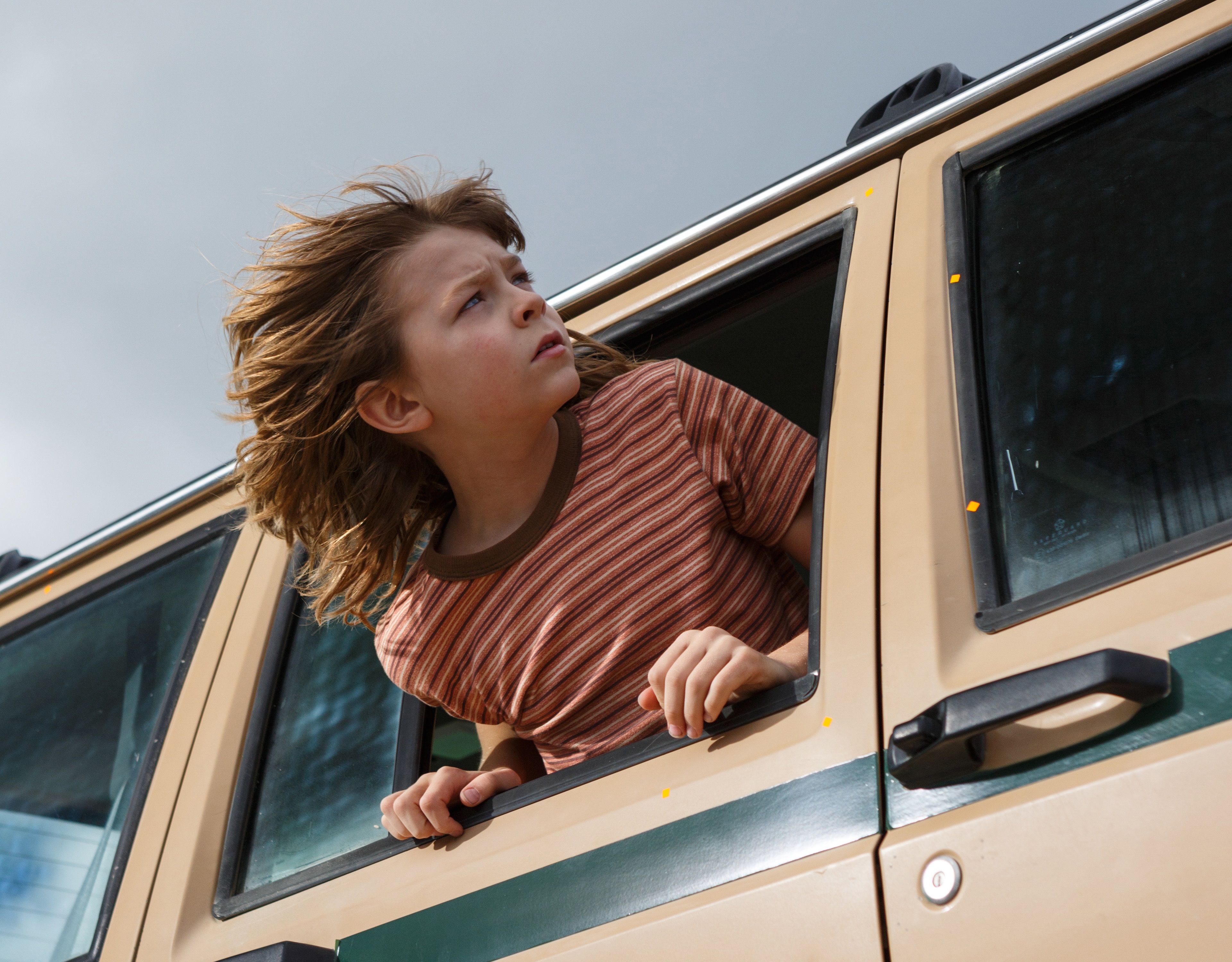 Oakes Fegley looking out of a car window HD Wallpaper