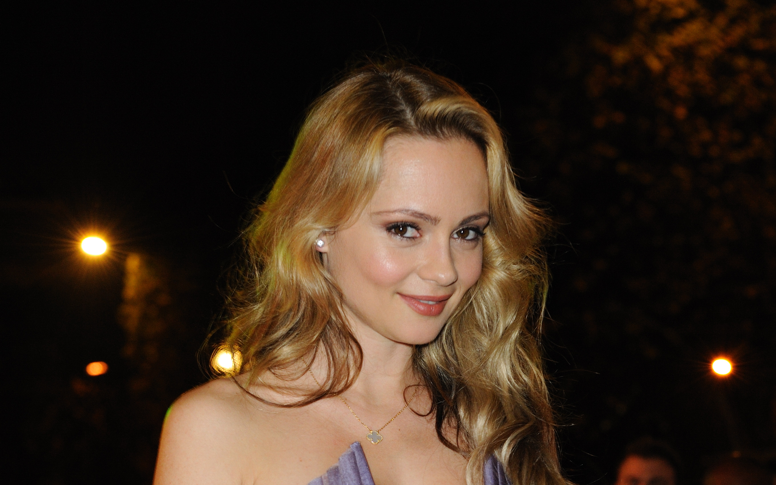 Beatrice Rosen HD Wallpaper
