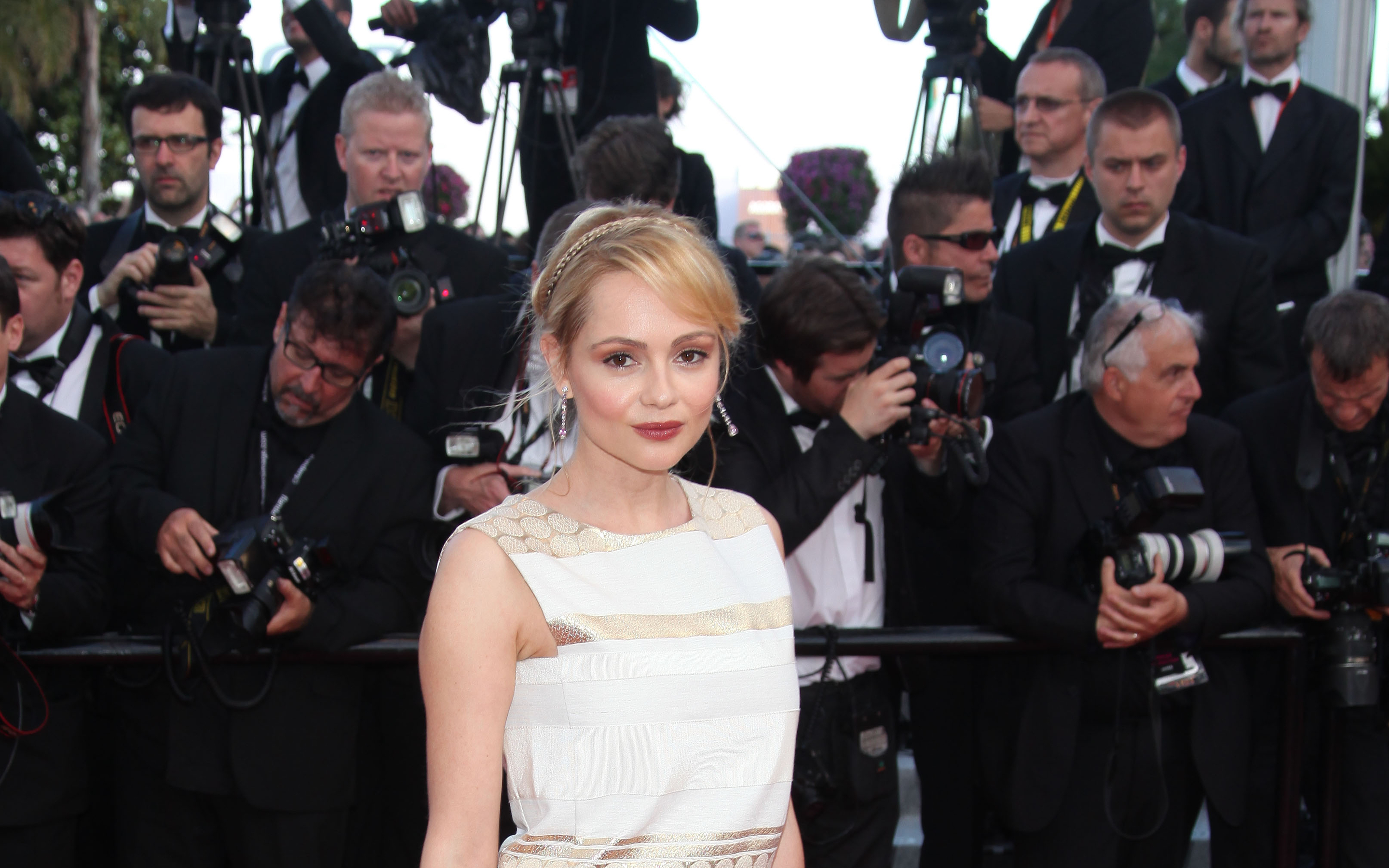 Beatrice Rosen on a Red Carpet with Photographers HD Wallpaper