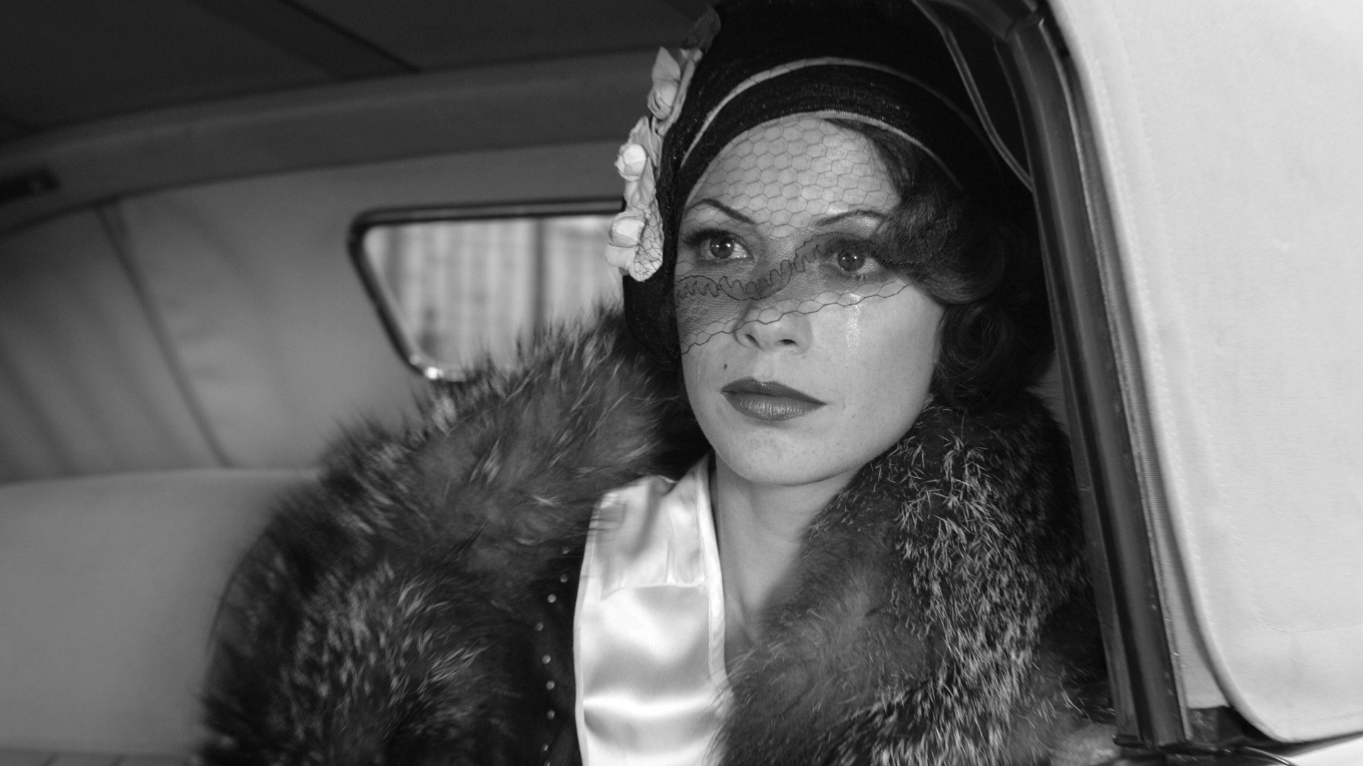 Bérénice Bejo in a vintage car HD Wallpaper