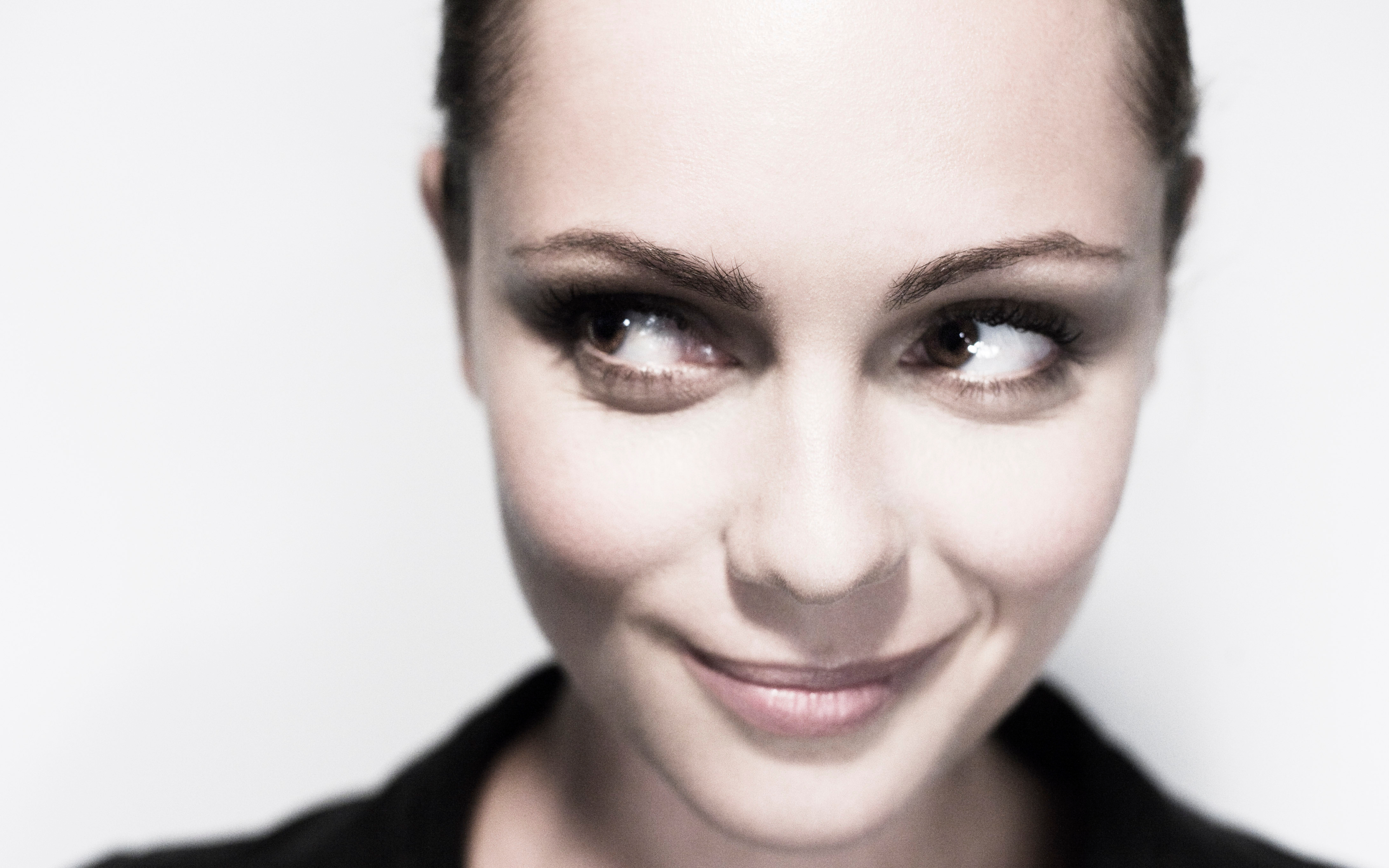 Beatrice Rosen HD Wallpaper