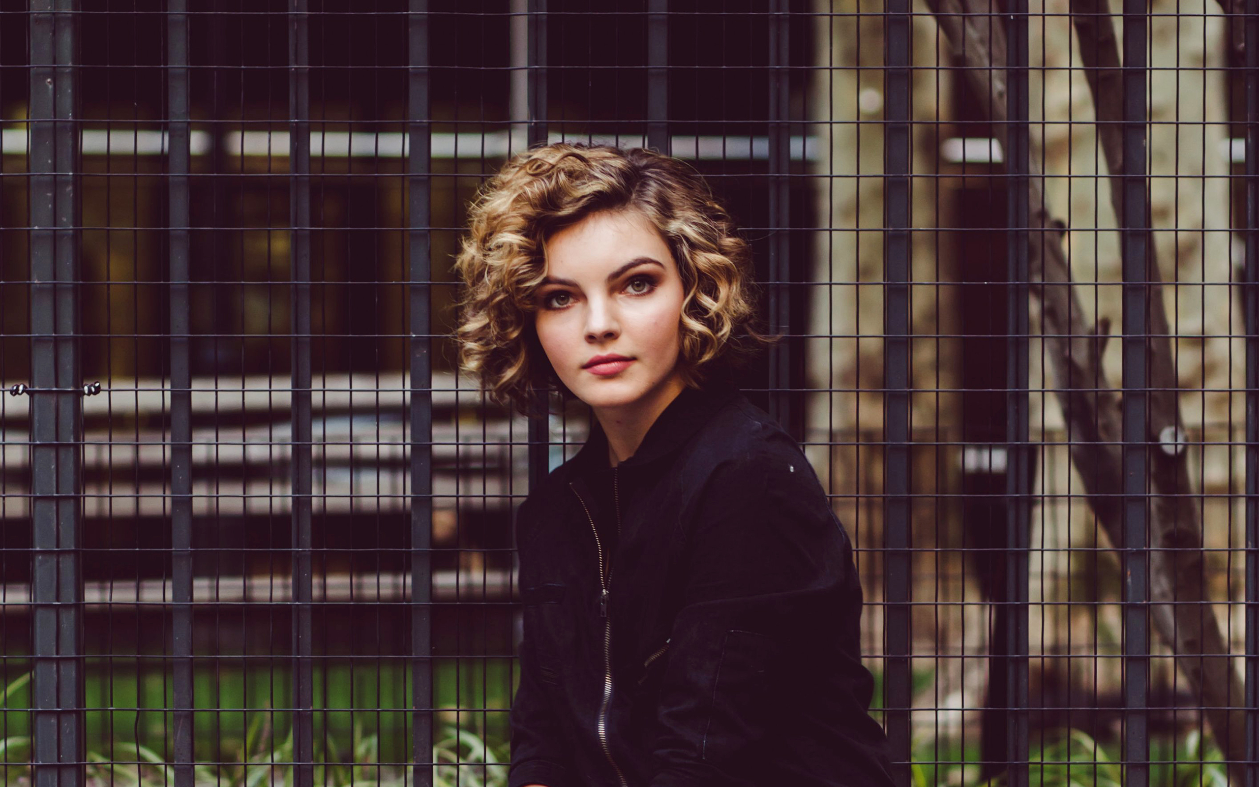 Camren Bicondova posing in front of a fence HD Wallpaper
