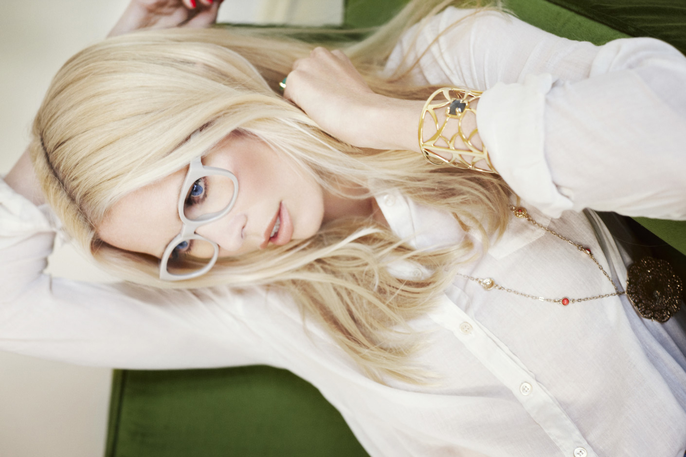 Claudia Schiffer wearing glasses and jewelry HD Wallpaper