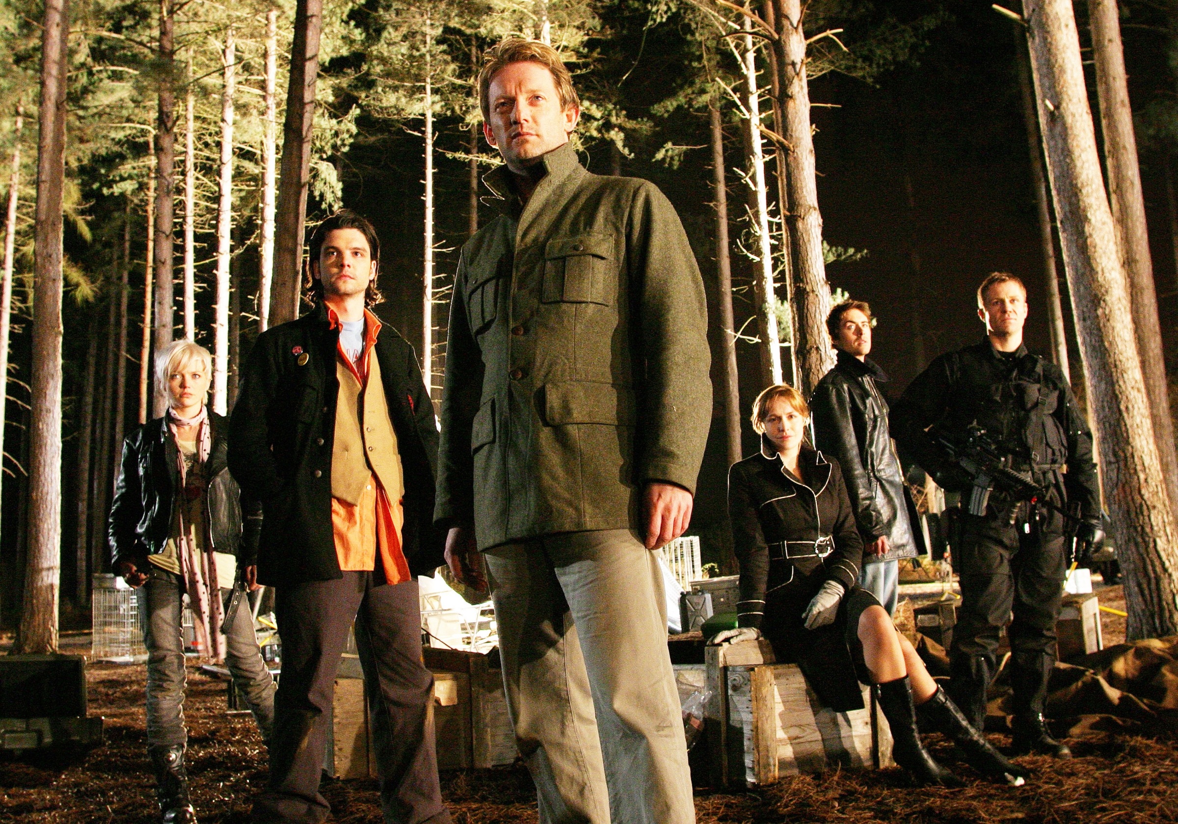 Douglas Henshall and group in forest HD Wallpaper
