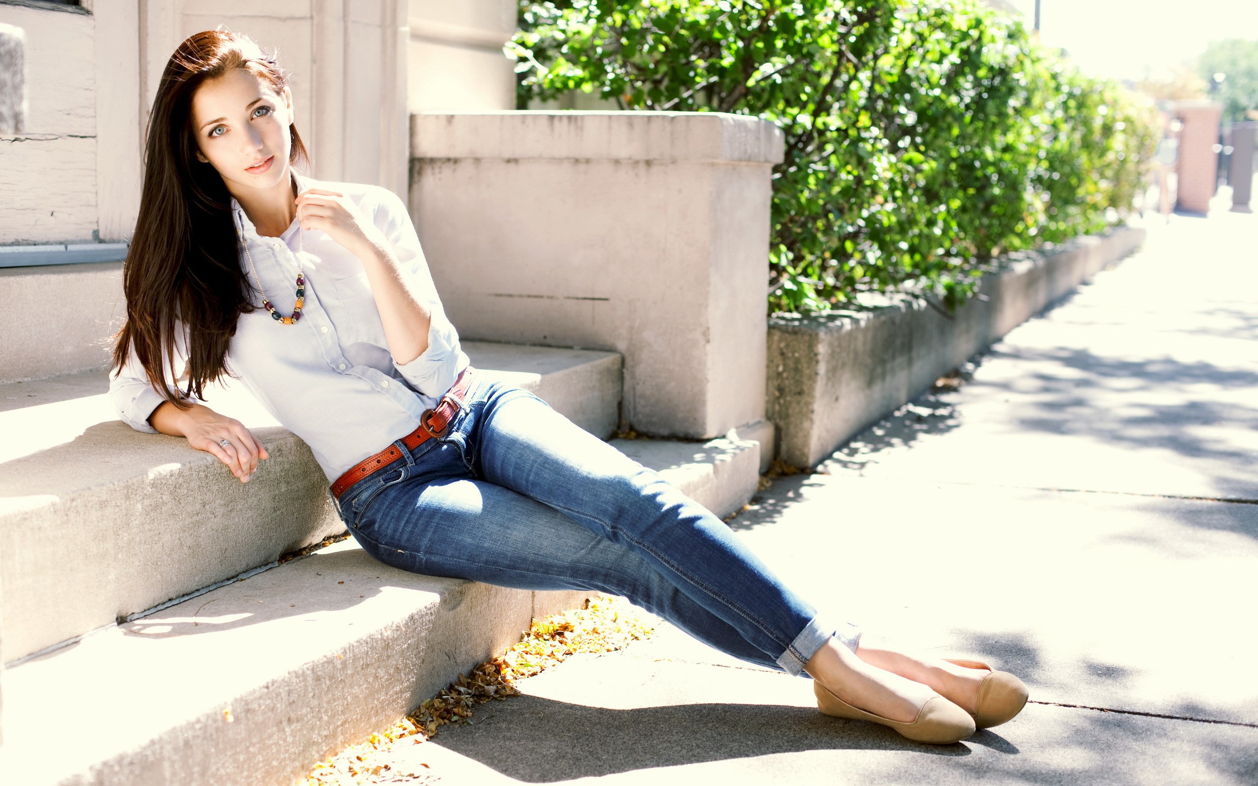 Emily Rudd sitting on steps HD Wallpaper