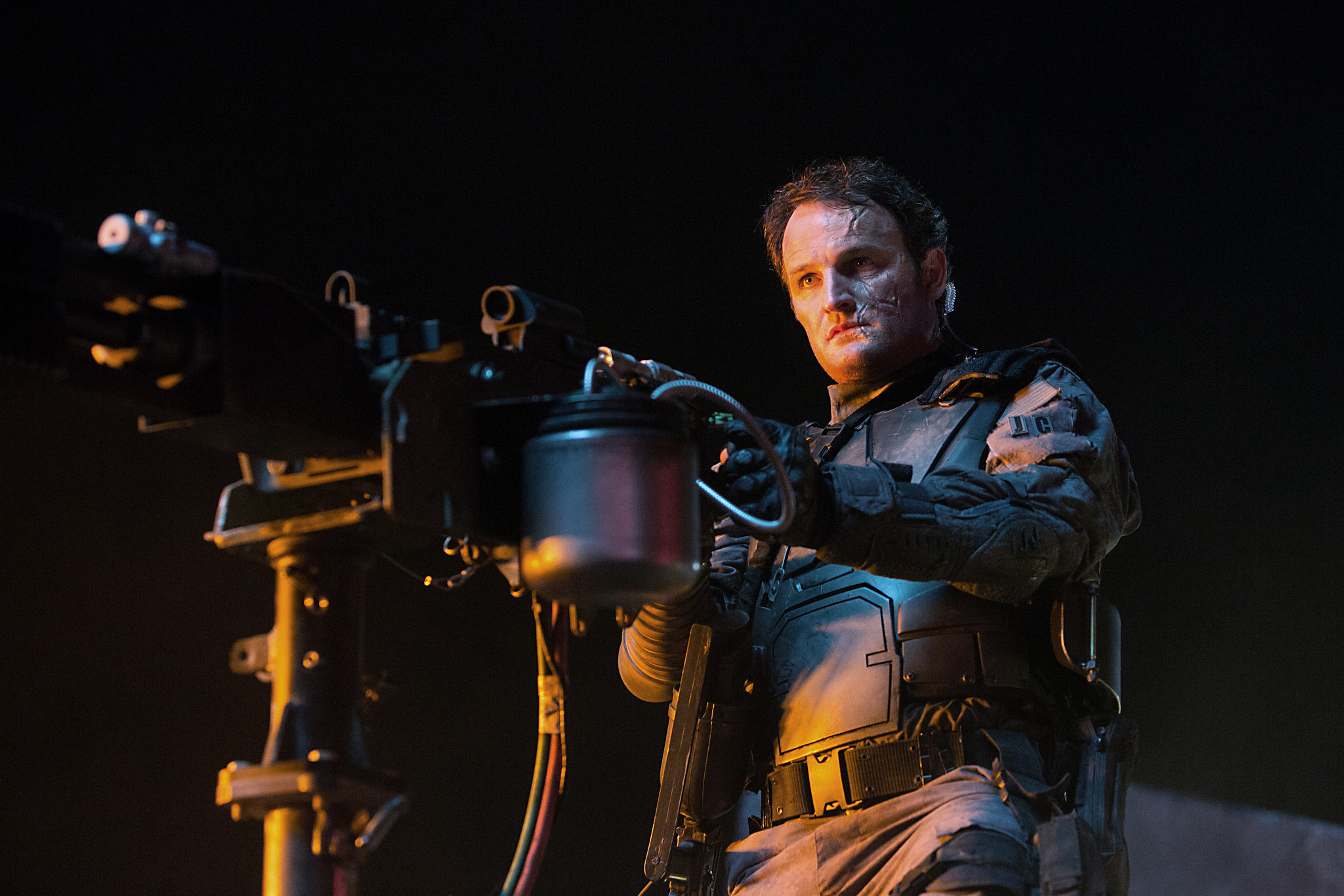 Jason Clarke with a weapon HD Wallpaper