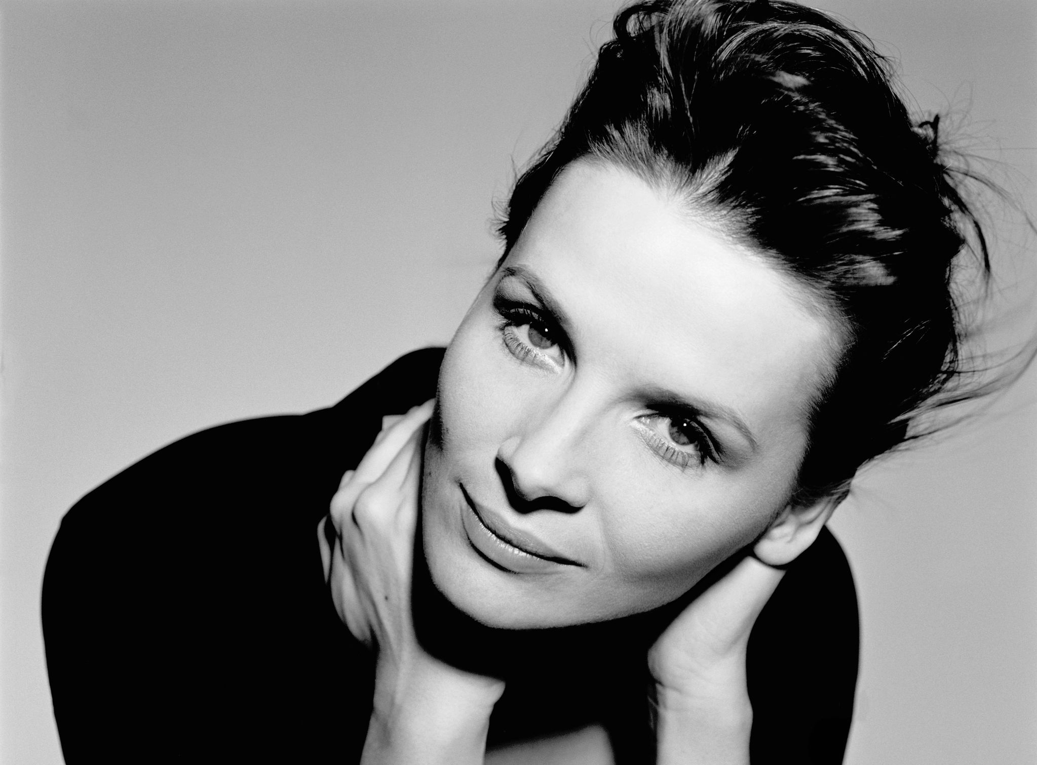 Juliette Binoche portrait HD Wallpaper