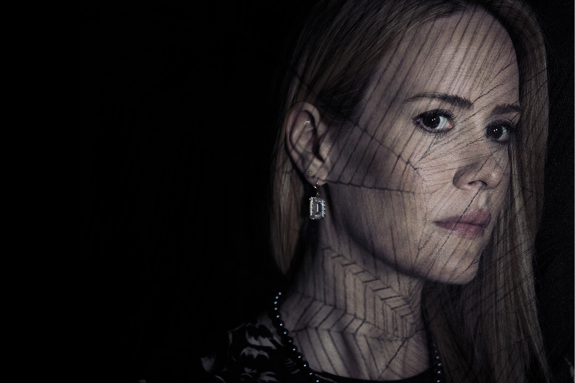 Sarah Paulson with spider web pattern HD Wallpaper