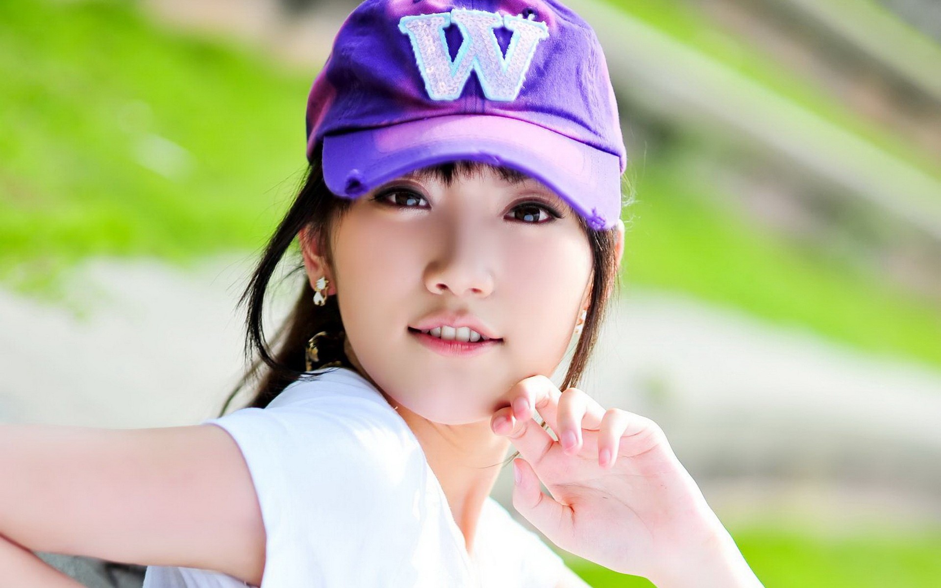Young woman wearing a purple cap with a 'W' HD Wallpaper