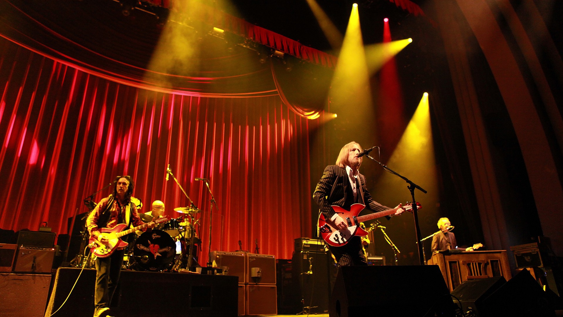 Tom Petty and the Heartbreakers performing live HD Wallpaper