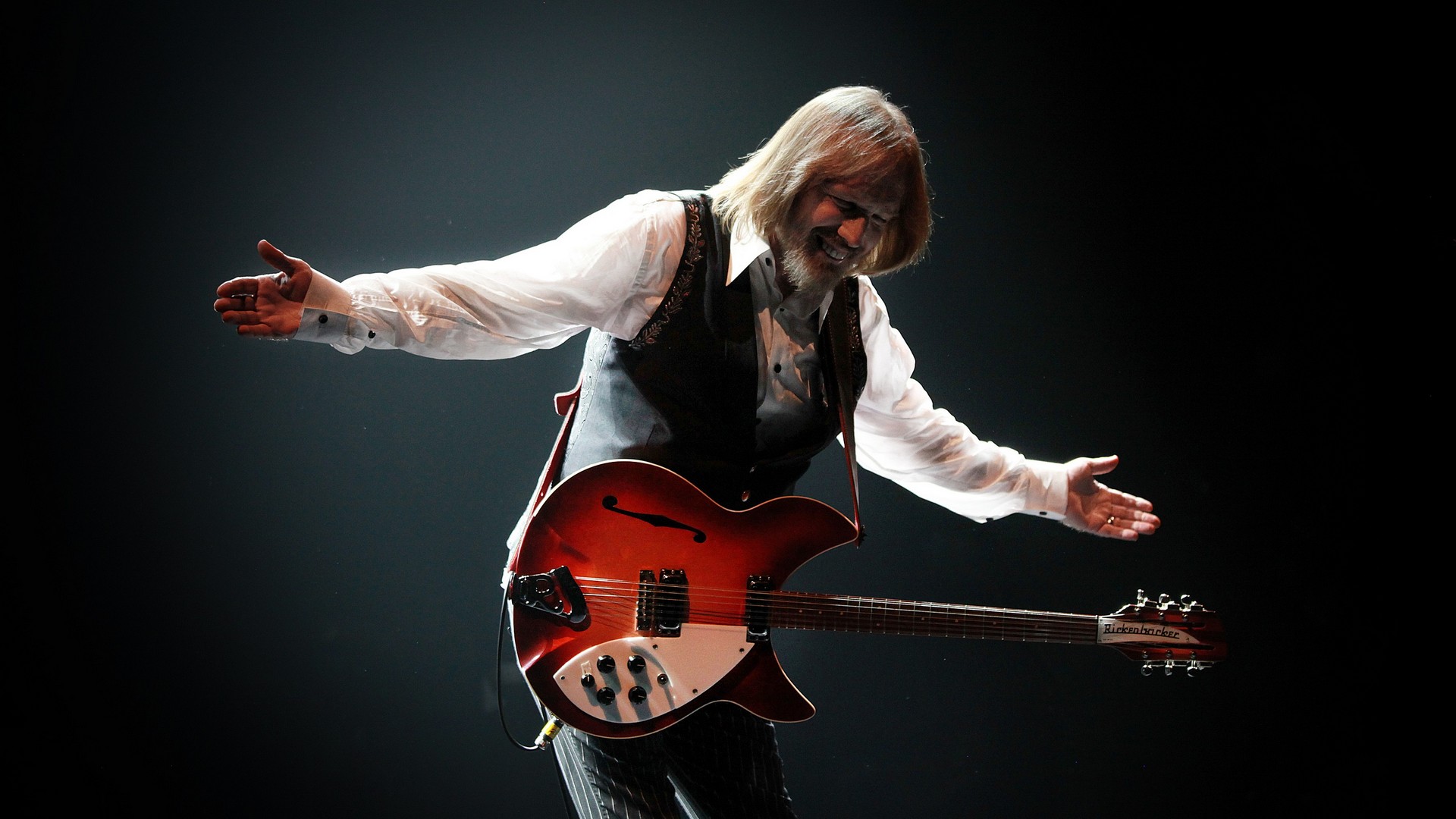 Tom Petty playing guitar on stage HD Wallpaper