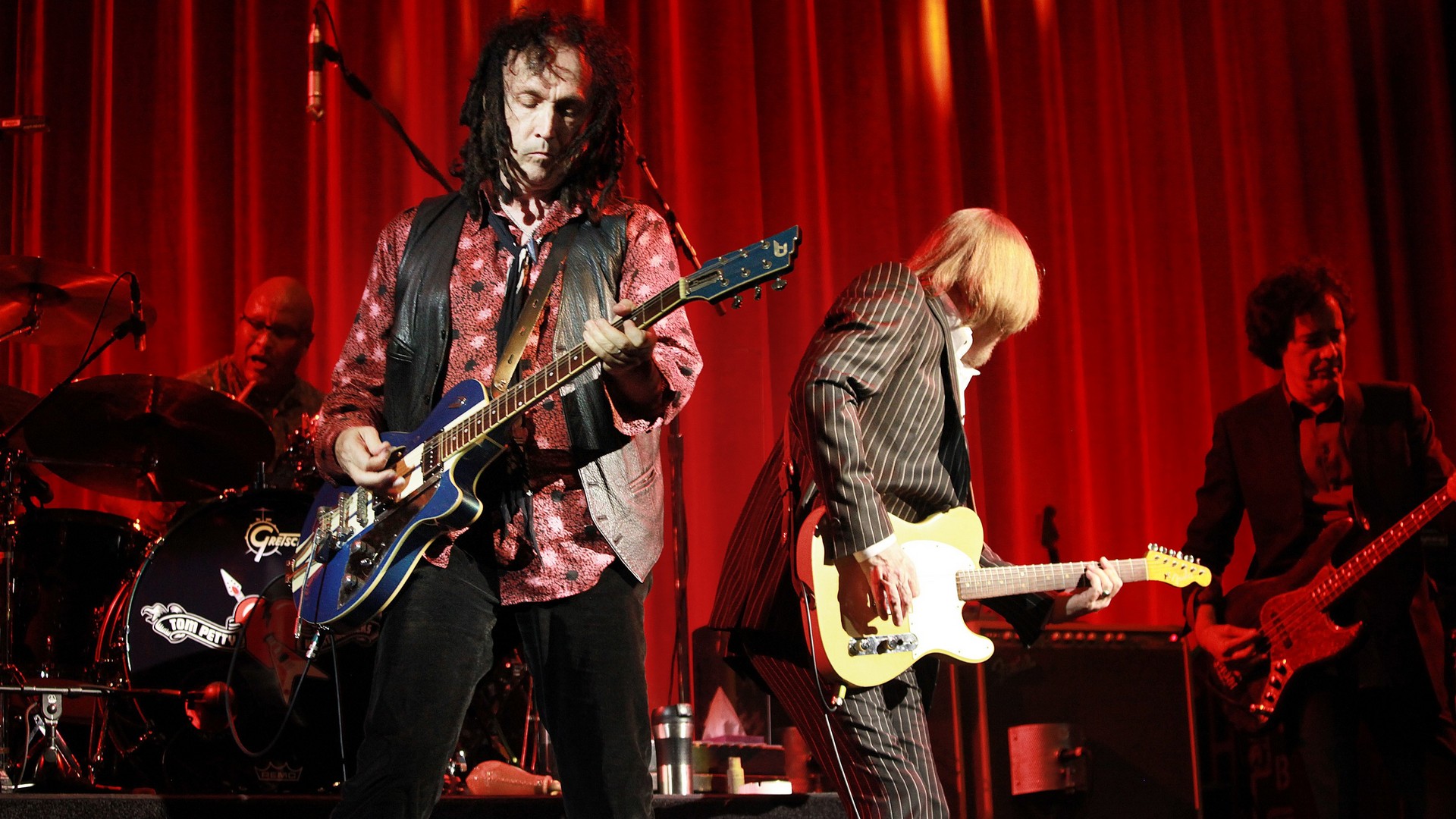 Tom Petty and the Heartbreakers performing live HD Wallpaper