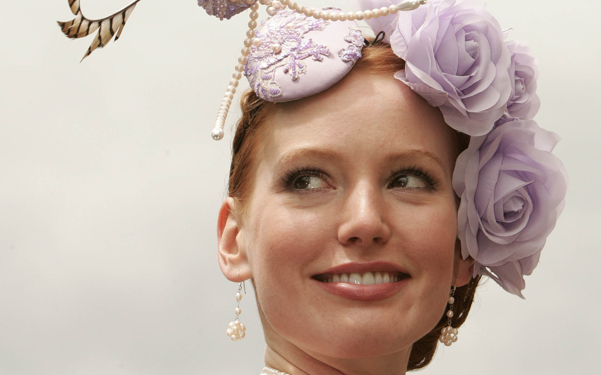 Alicia Witt wearing a floral hat HD Wallpaper