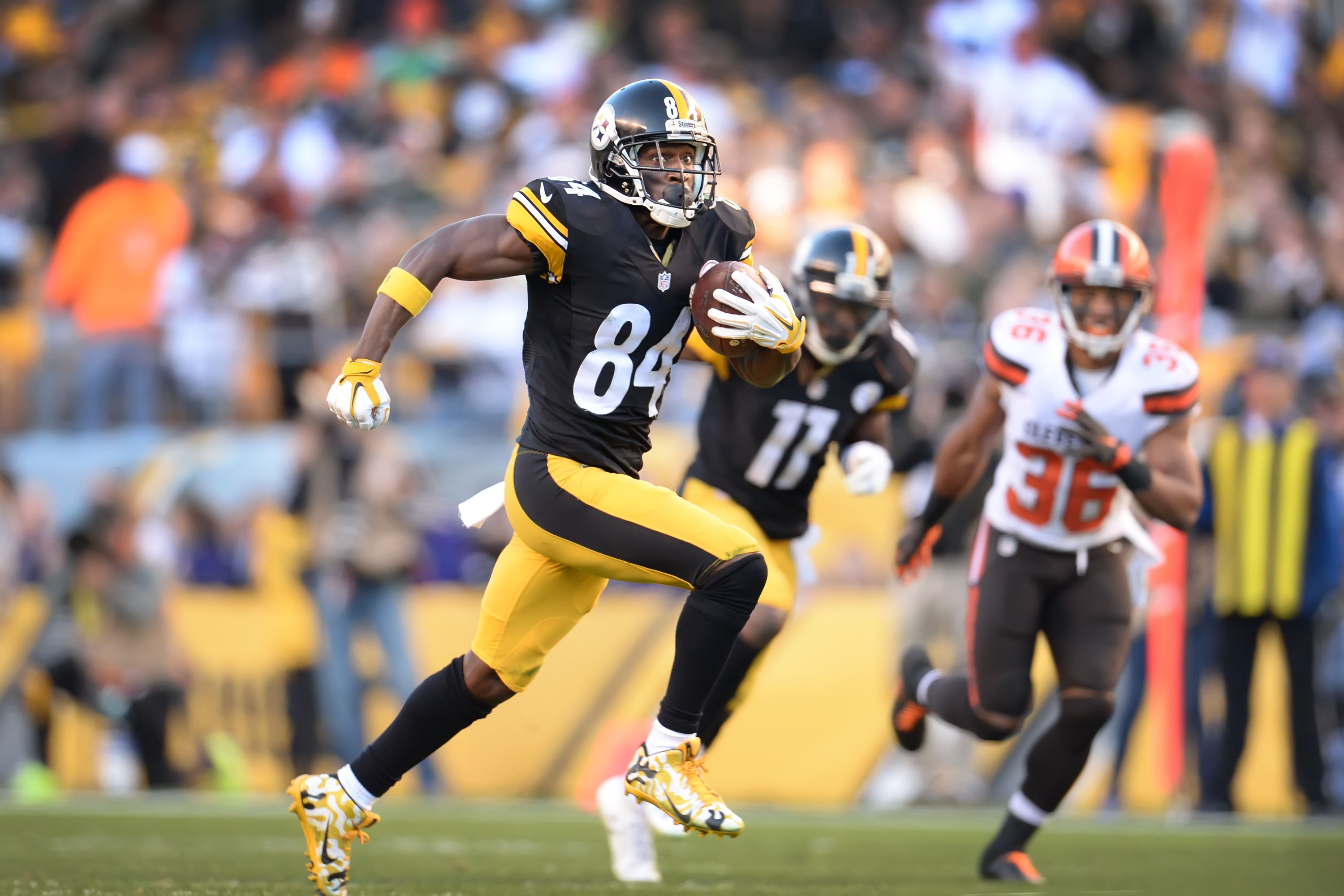 Antonio Brown of the Pittsburgh Steelers running with the ball HD Wallpaper