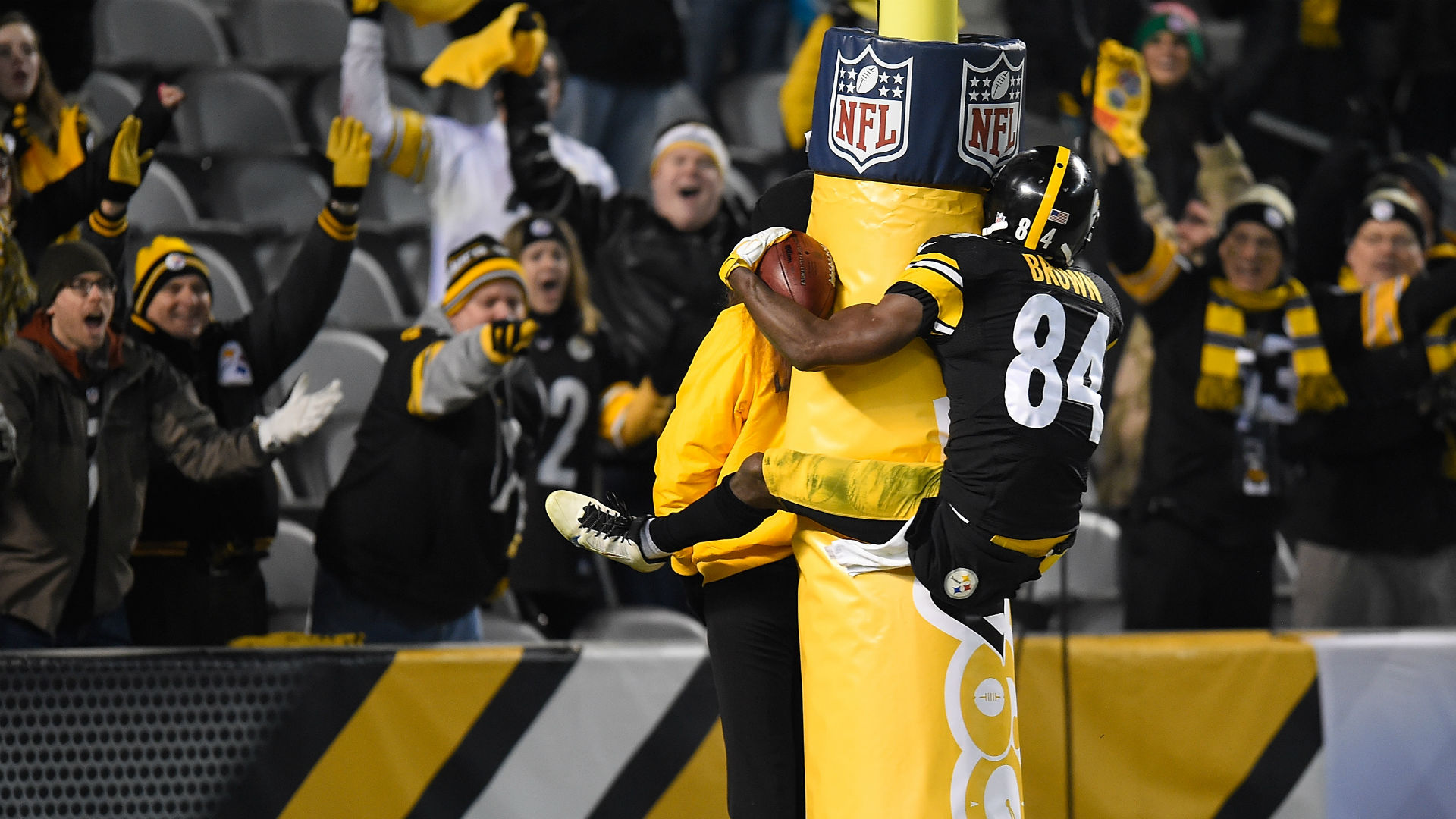 Antonio Brown of the Pittsburgh Steelers scoring a touchdown HD Wallpaper