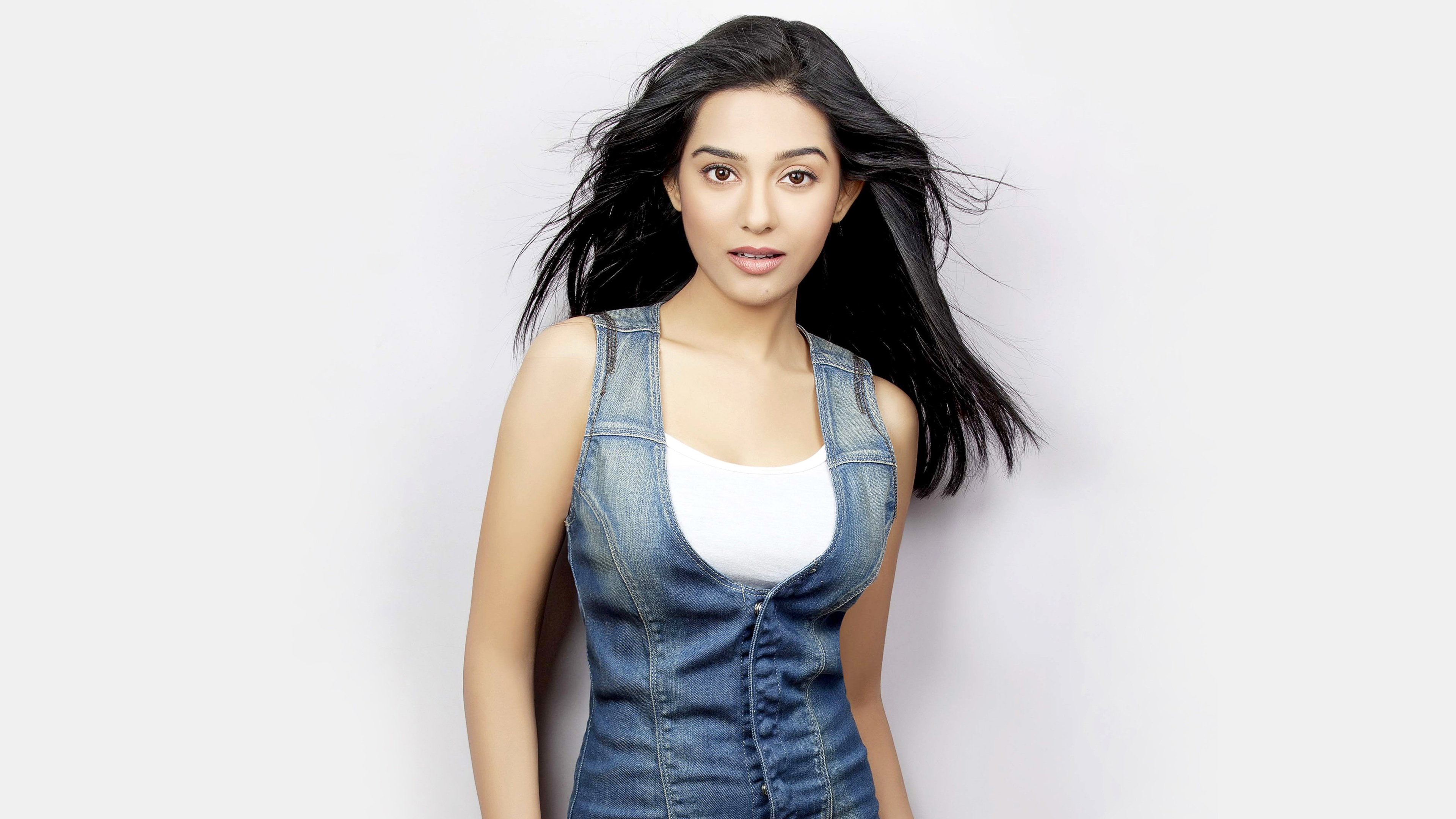 Amrita Rao in Denim Vest HD Wallpaper