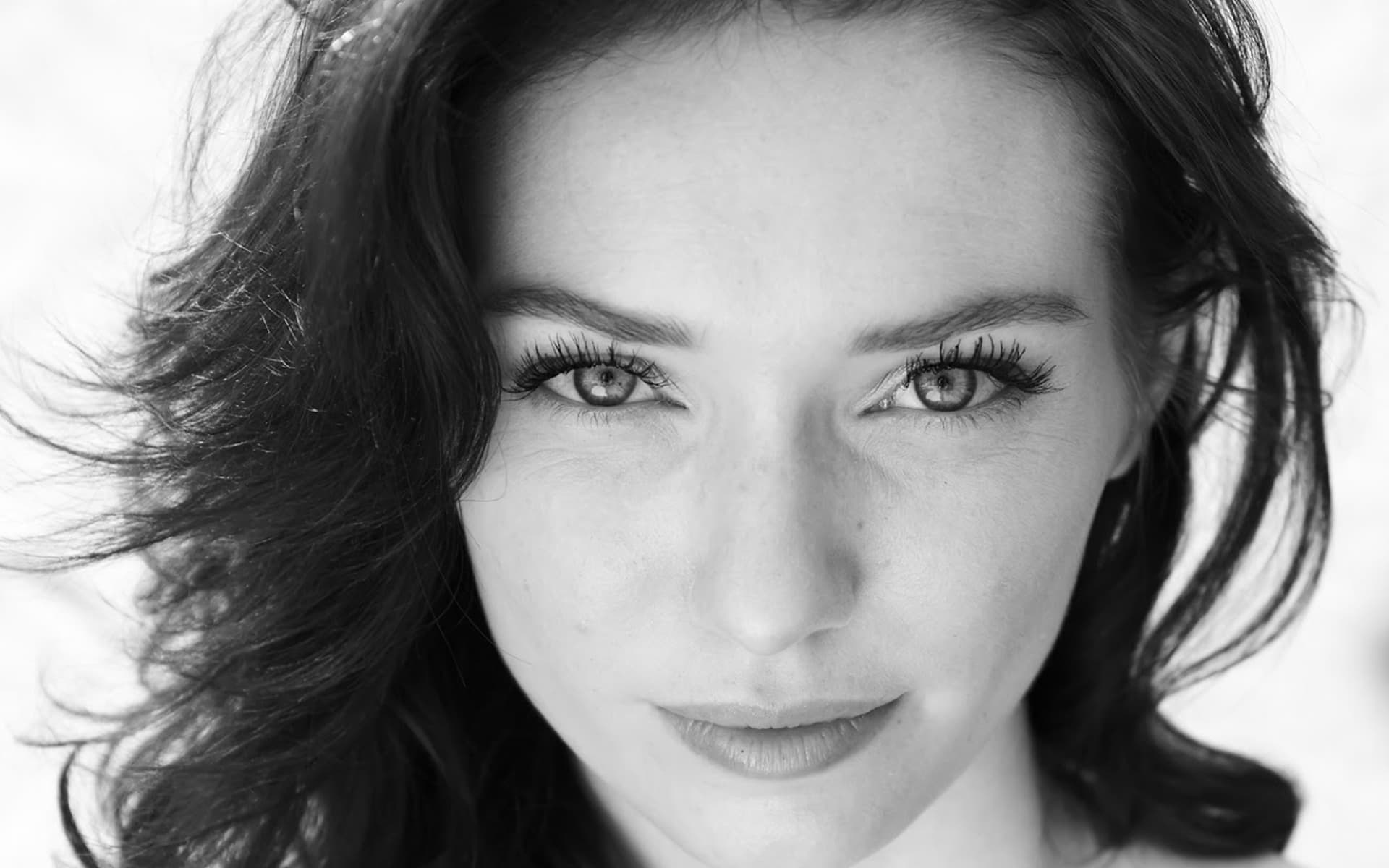 Eleanor Tomlinson black and white portrait HD Wallpaper
