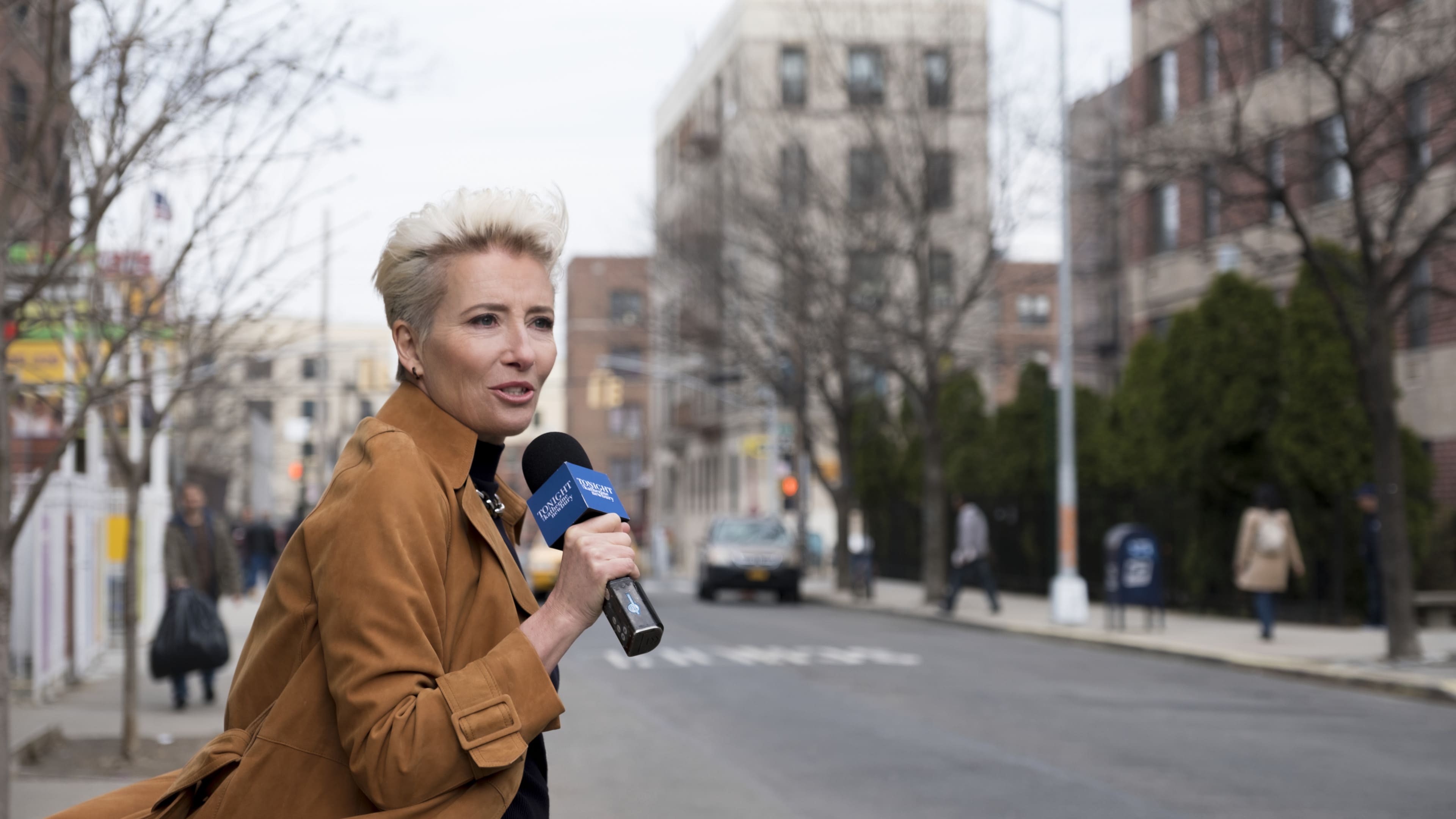 Emma Thompson reporting on a street HD Wallpaper