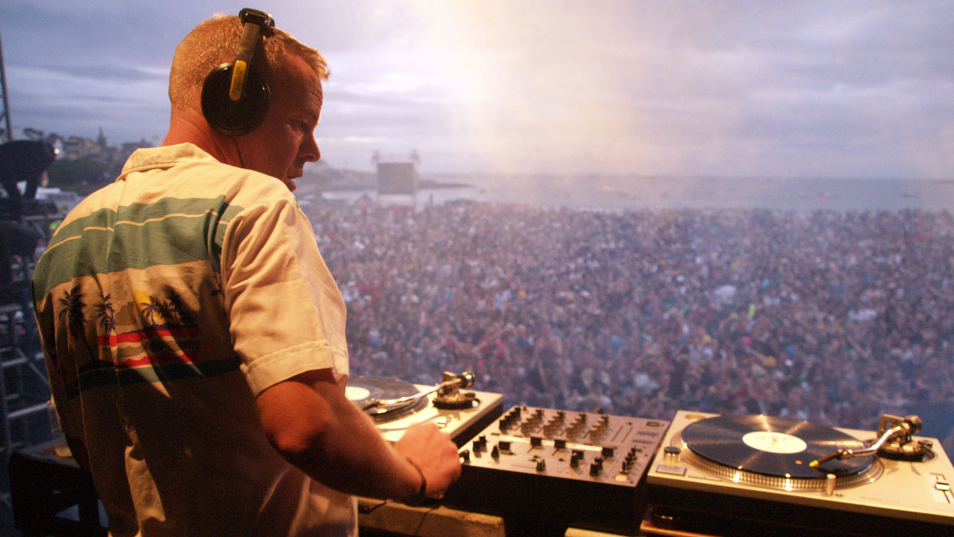 Fatboy Slim DJing for a large crowd HD Wallpaper