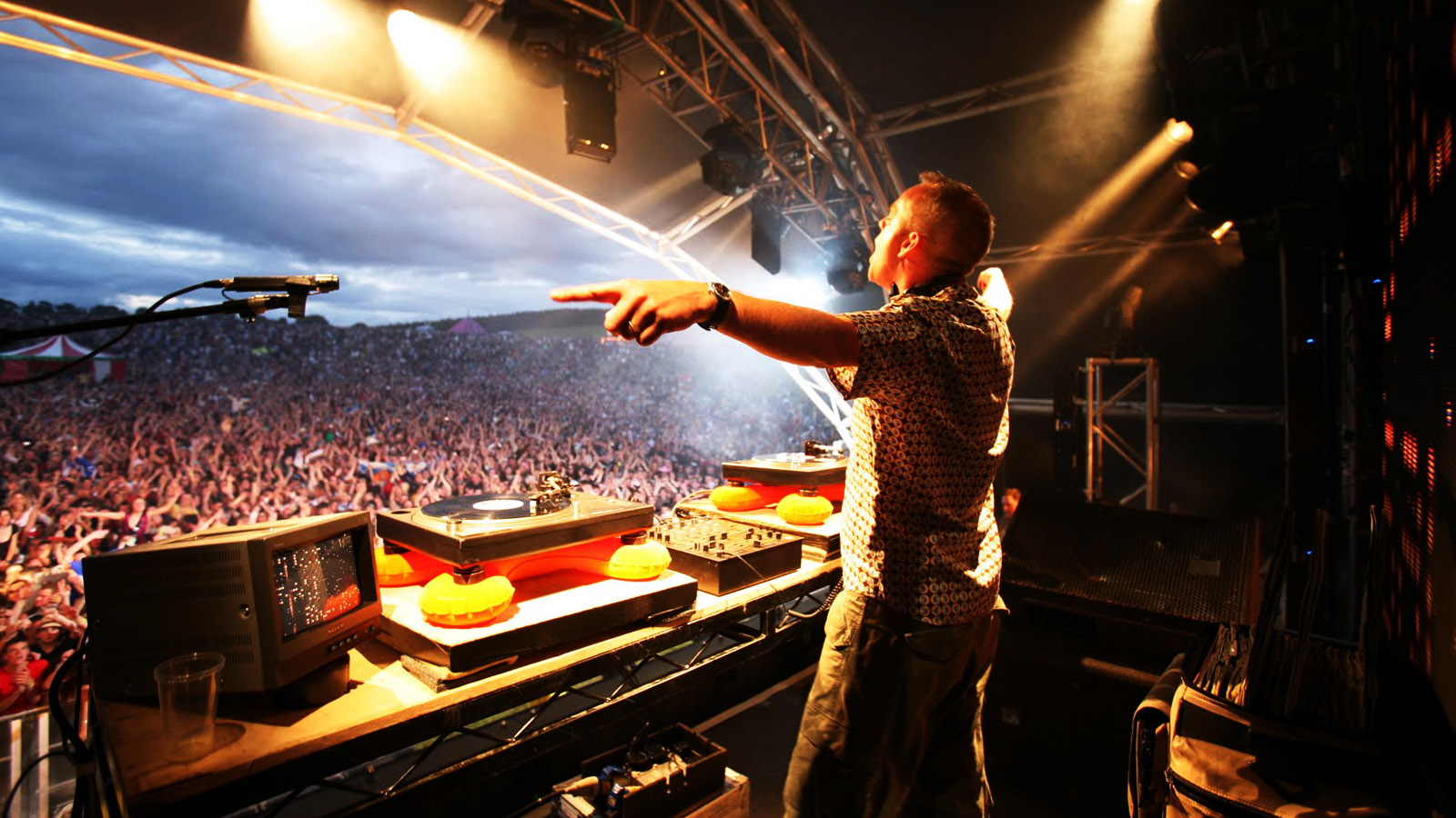 Fatboy Slim performing at a festival HD Wallpaper