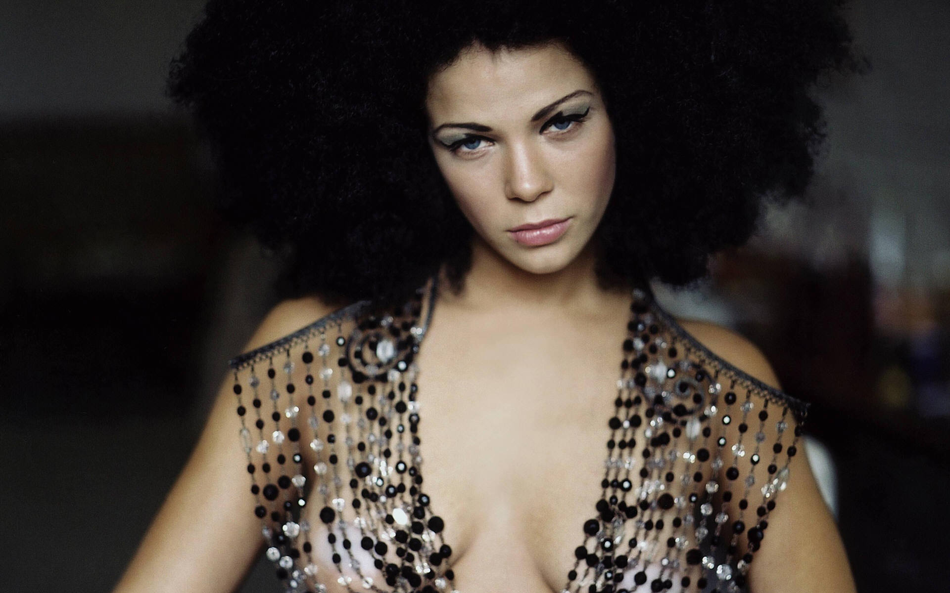 Jessica Schwarz with Afro and Beaded Top HD Wallpaper