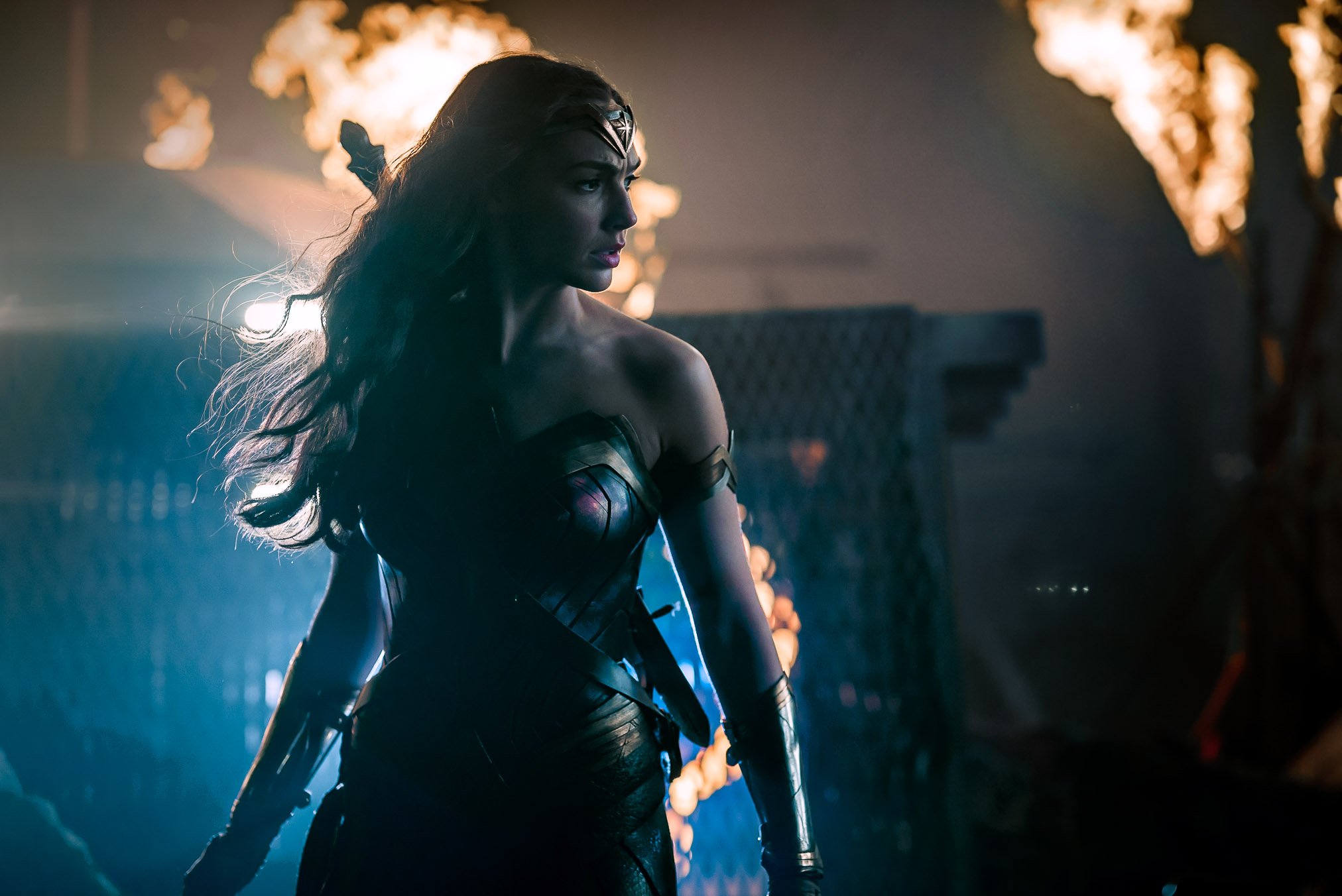 Wonder Woman in a battle scene HD Wallpaper