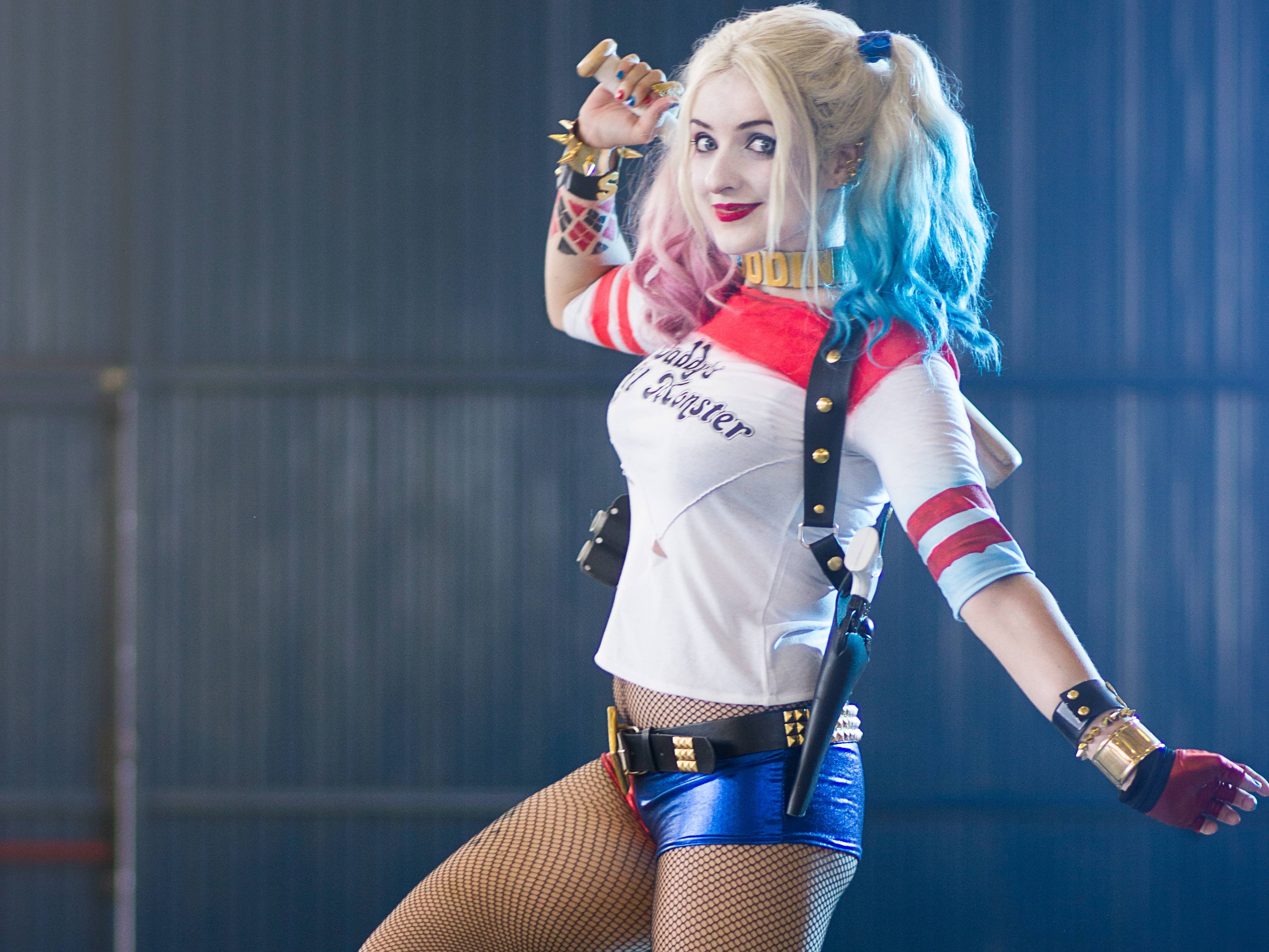 Harley Quinn holding a baseball bat HD Wallpaper