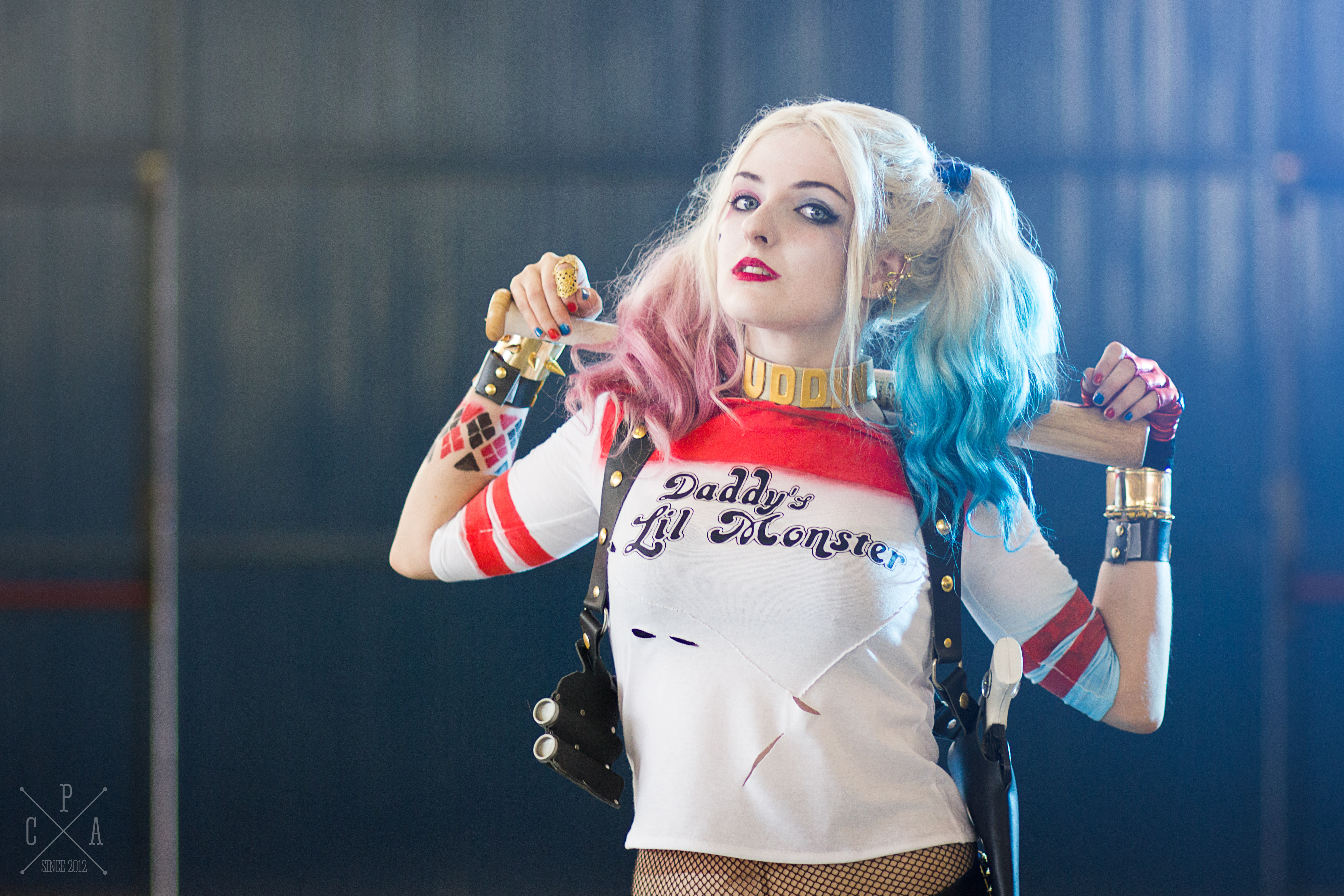 Harley Quinn holding a baseball bat HD Wallpaper