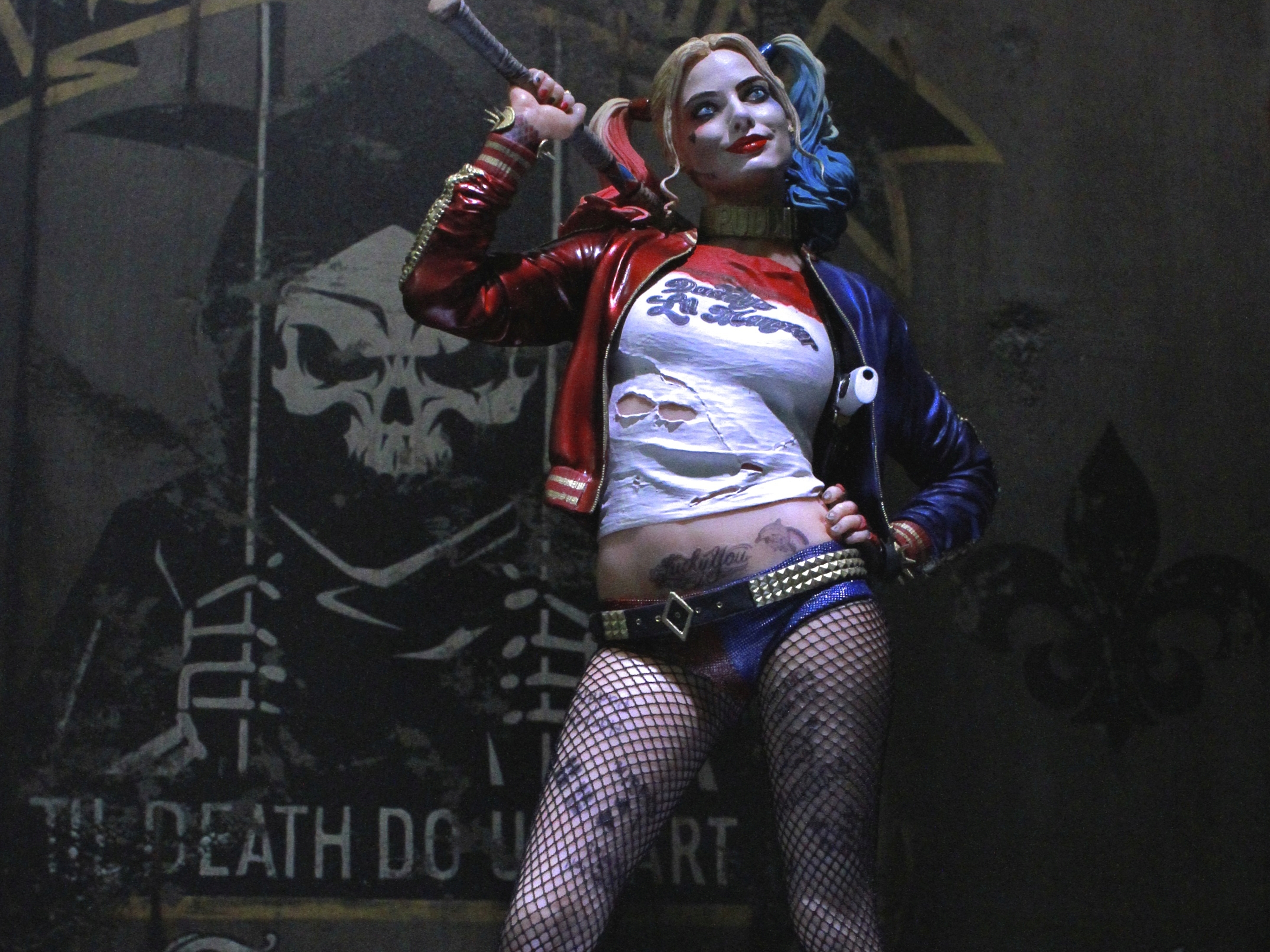 Harley Quinn with baseball bat HD Wallpaper