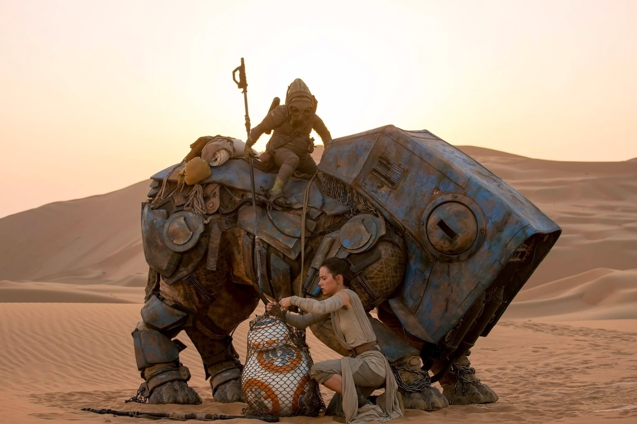Rey and BB-8 from Star Wars in a desert HD Wallpaper