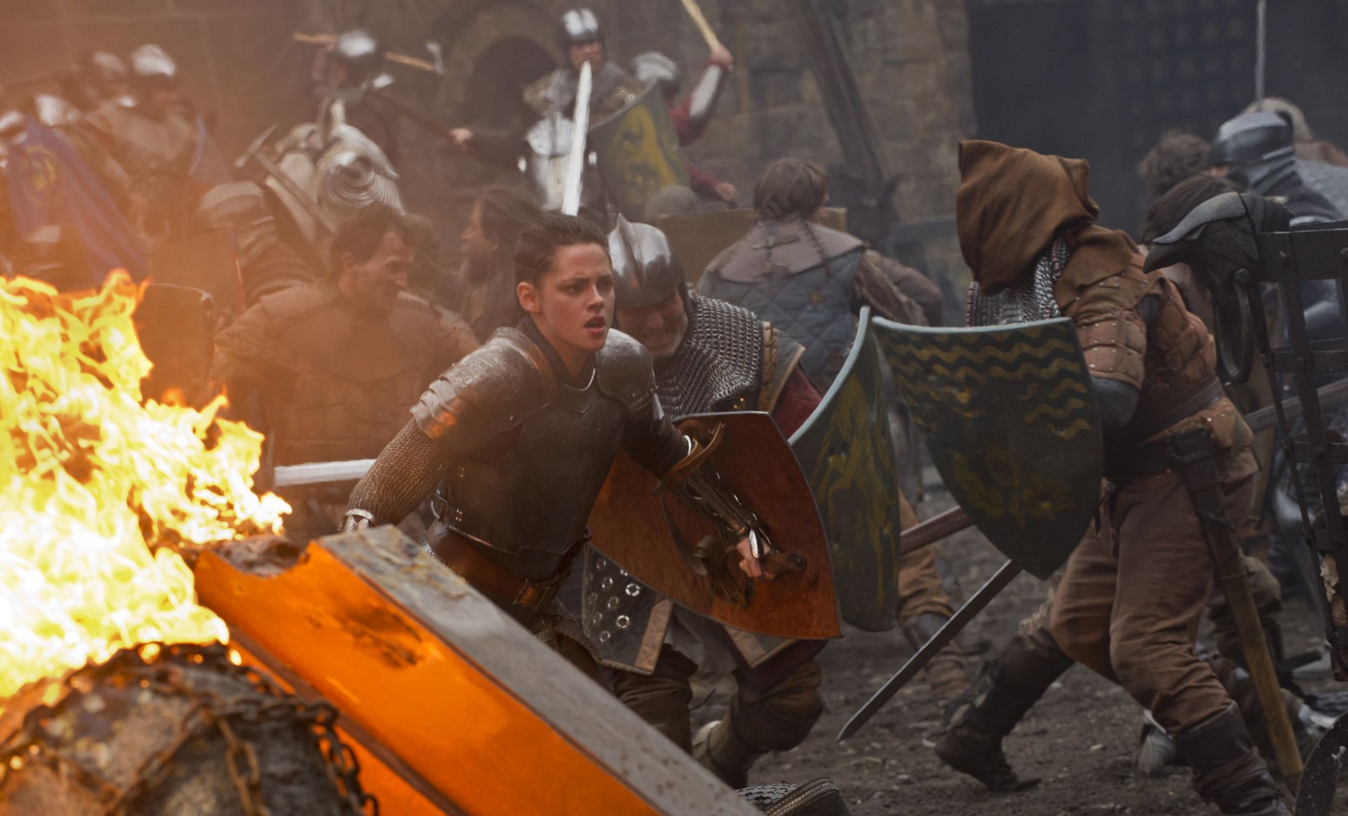 Kristen Stewart as Snow White in battle HD Wallpaper